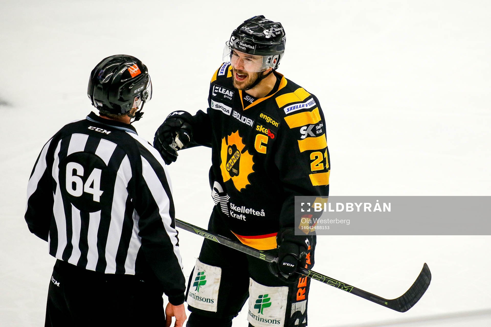 Skellefteås Jimmie Ericsson i samtal med Linjedomare