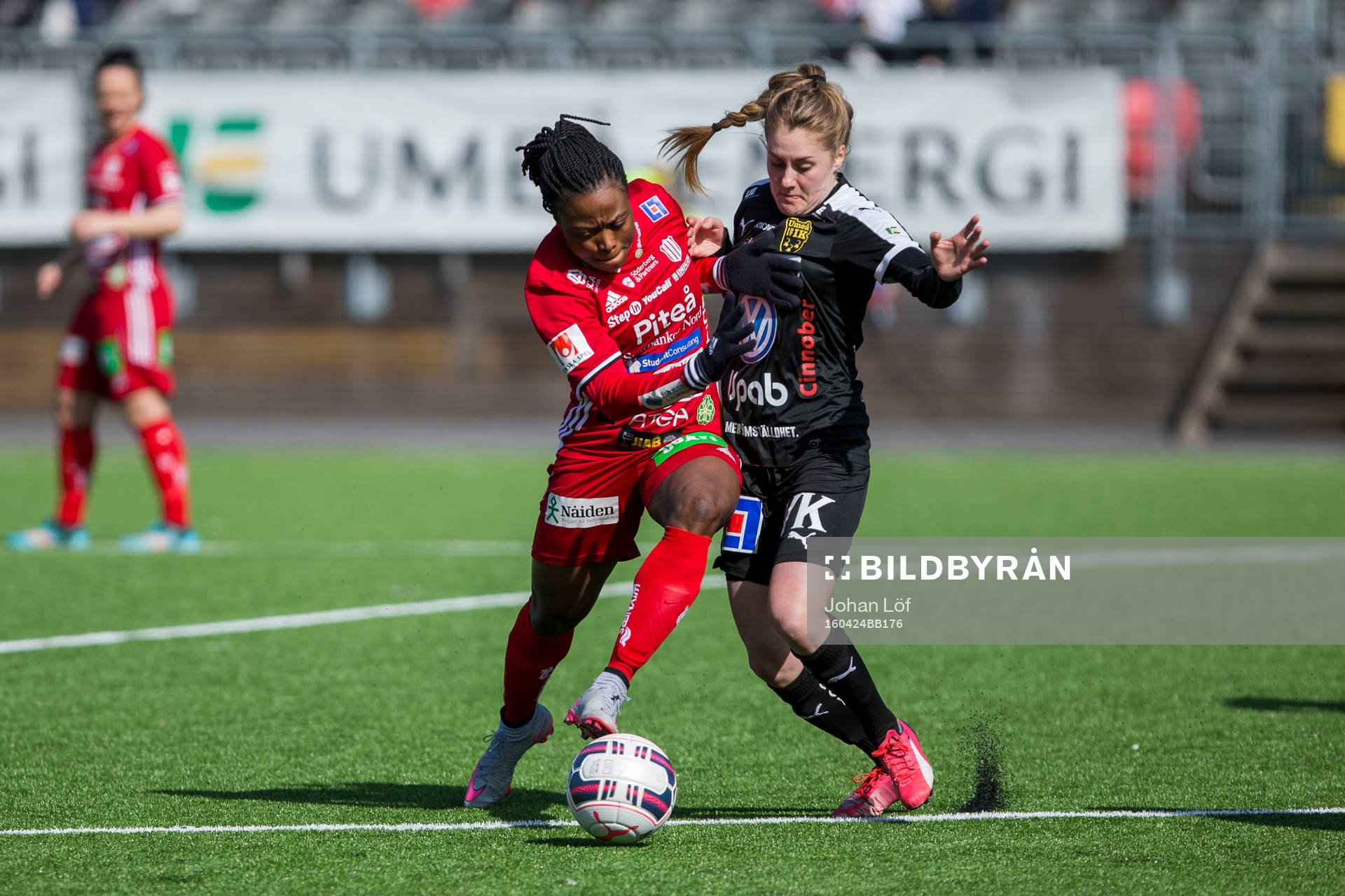 Piteås Faith Ikidi i kamp med Umeås Hanna Sandström under fotbollsmatchen i damallsvenskan mellan Umeå och Piteå den 24 April 2016 i Umeå.