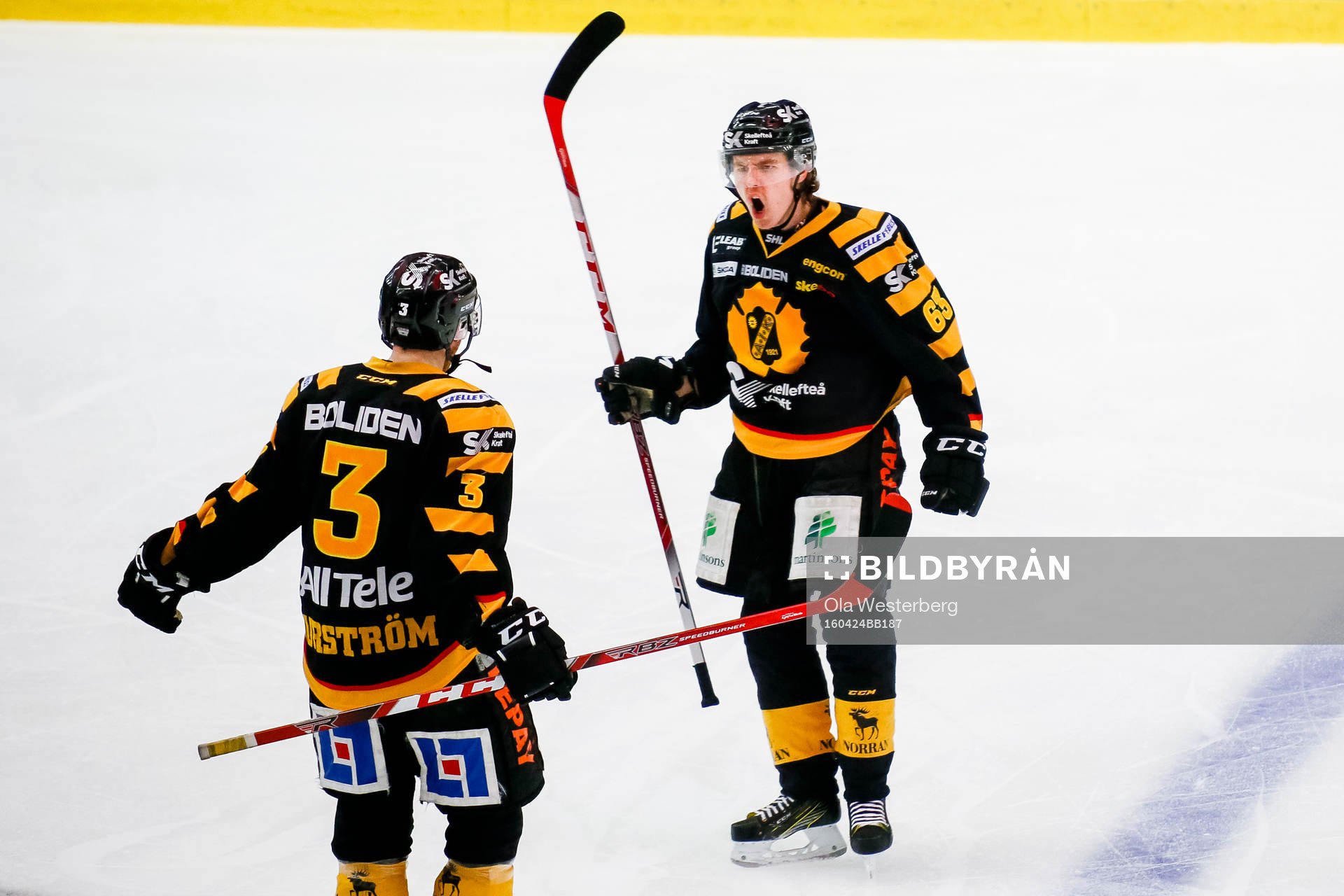 Skellefteås Sebastian Aho och Niclas Burström jublar