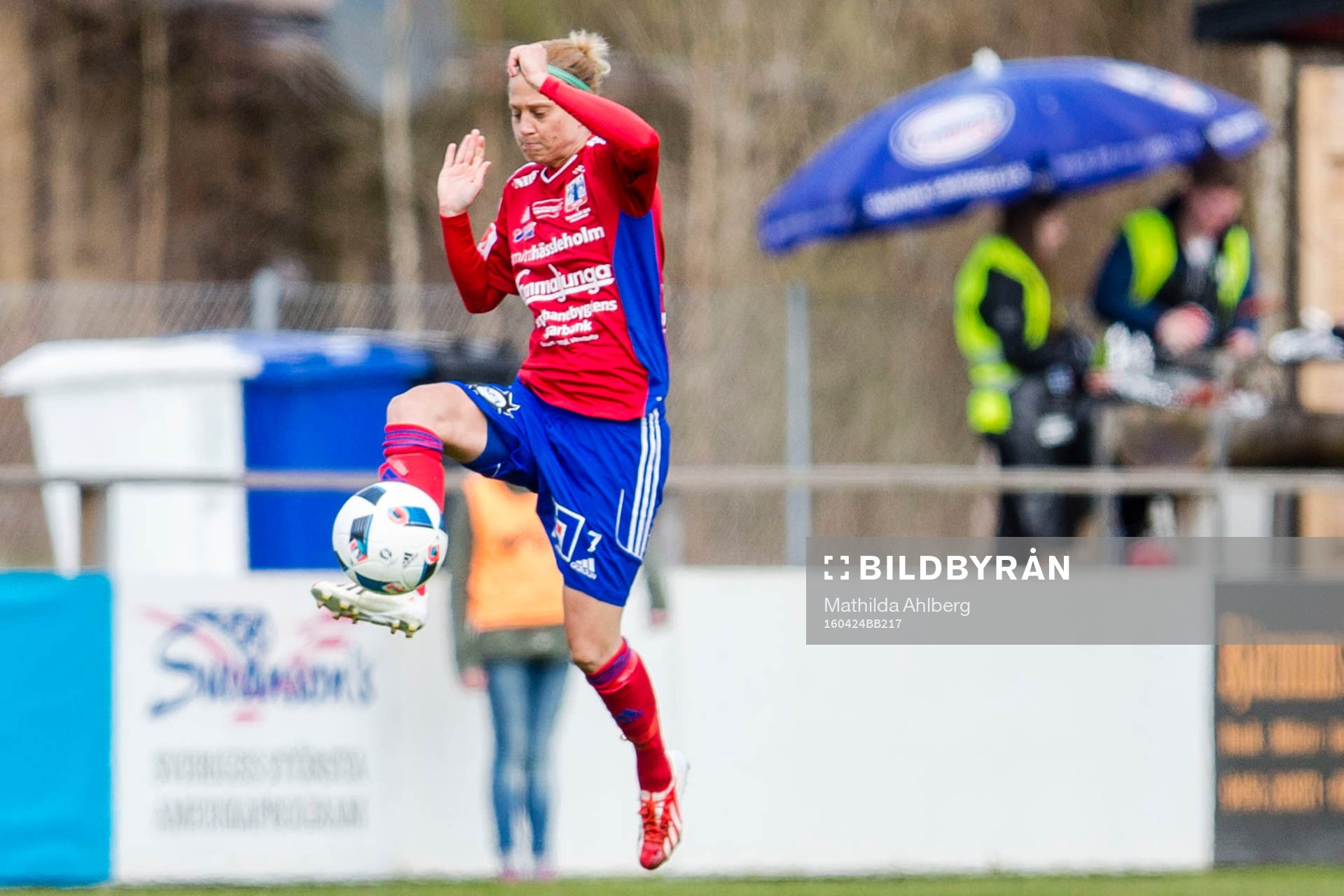 Vittsjös Therese Björck plockar ner bollen
