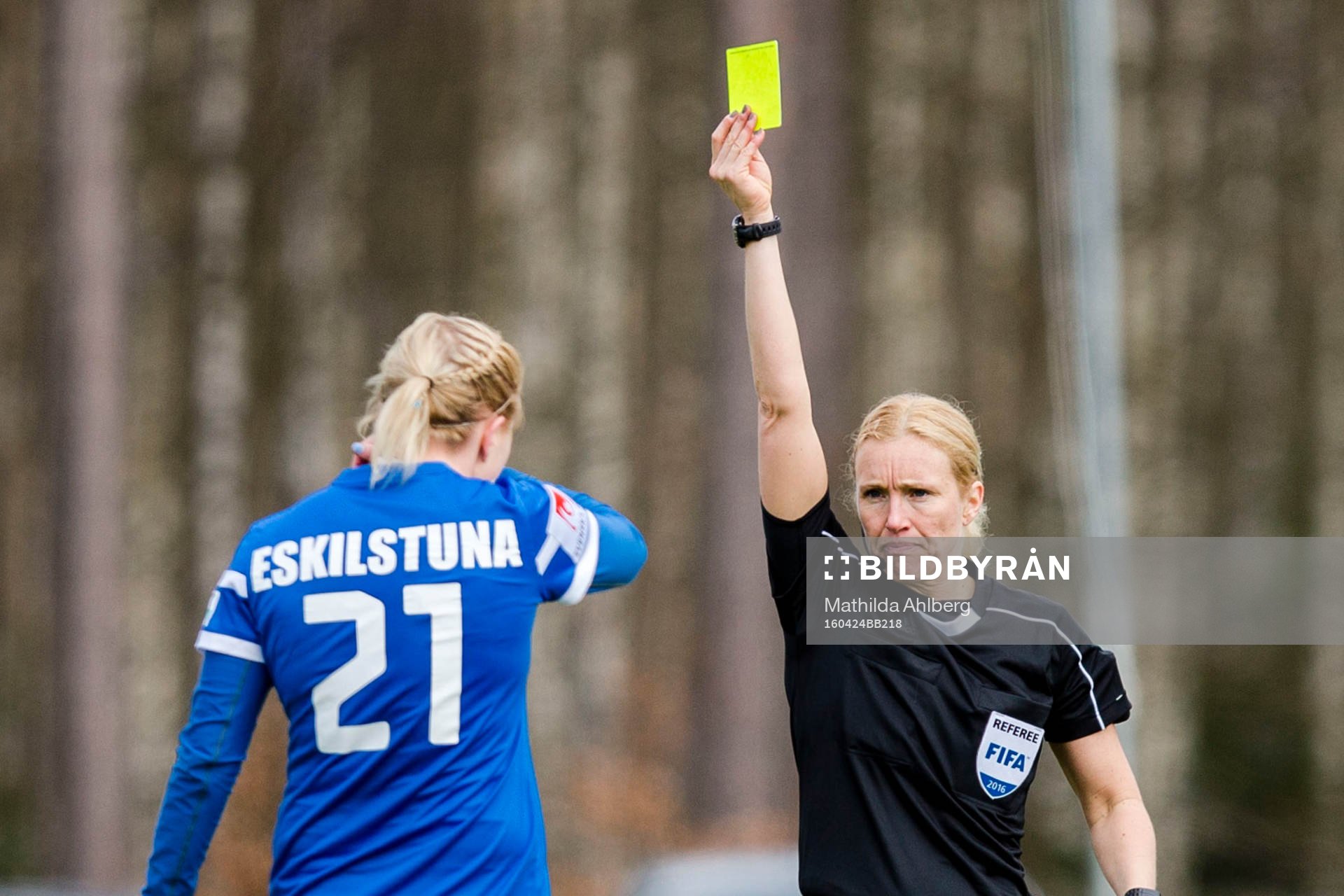Domaren Sara Persson tilldelar Eskilstunas Annica Svensson