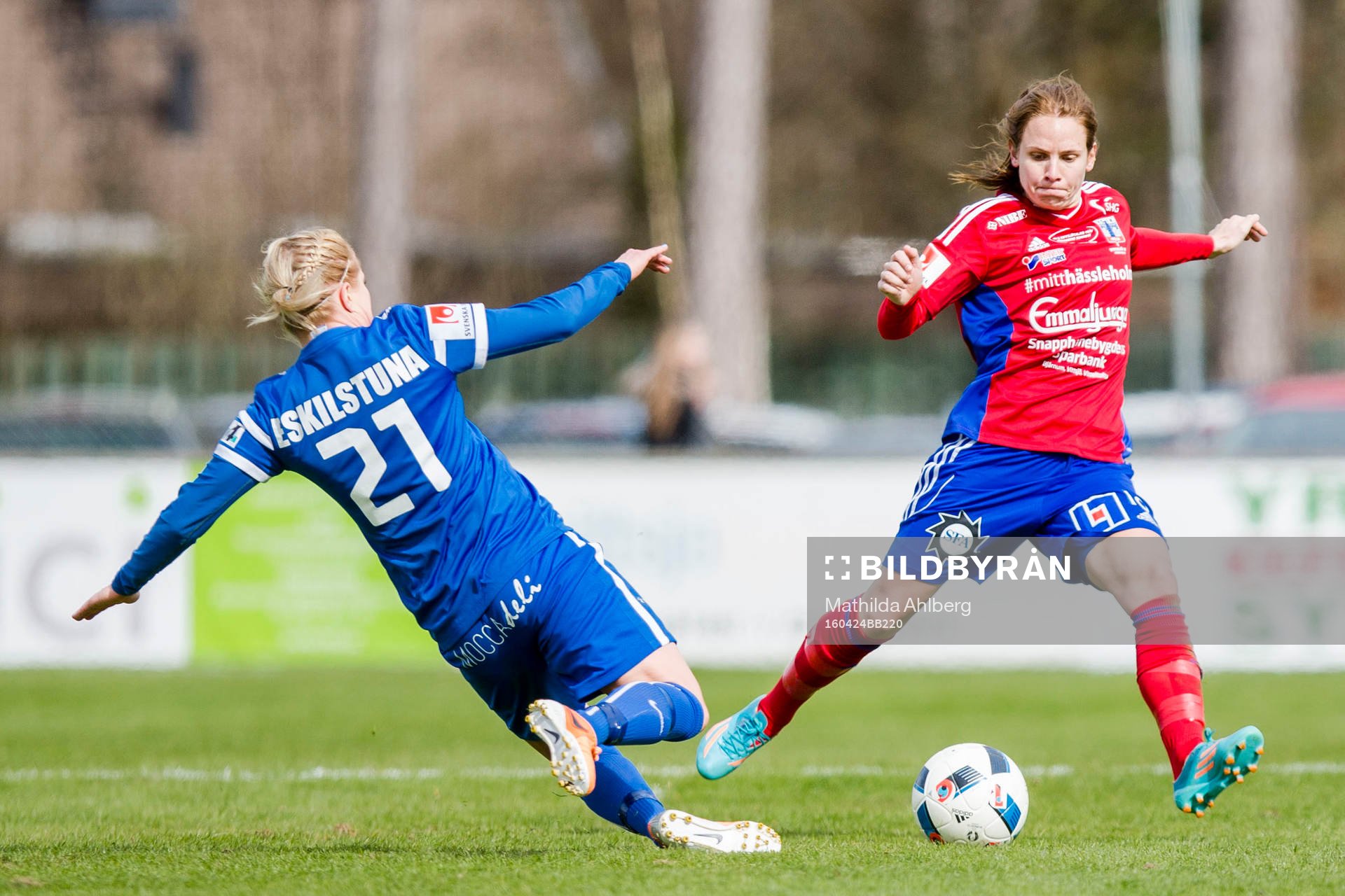 Eskilstunas Annica Svensson (ryggen åt kameran) försöker