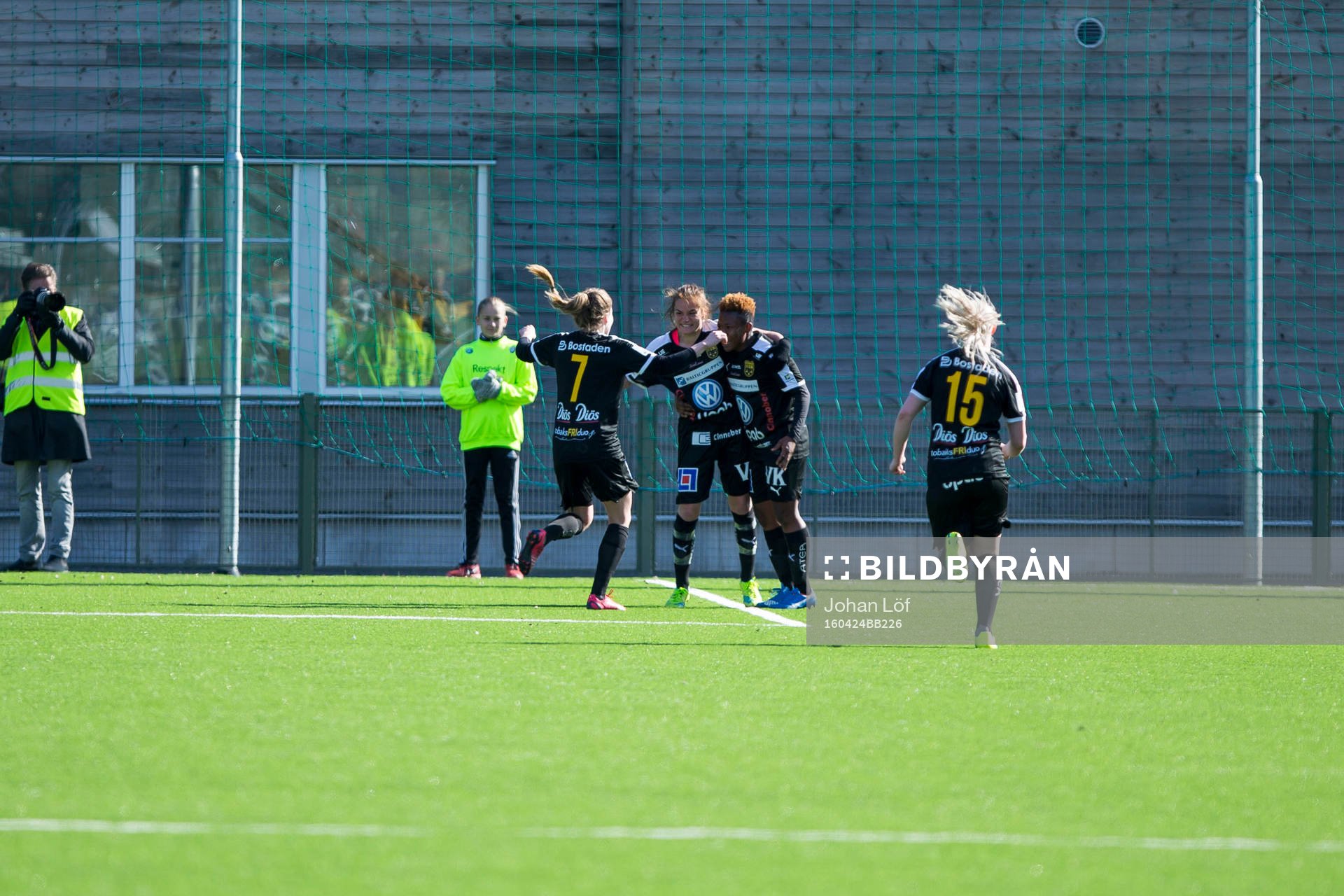 Umeå jublar efter Umeås Rita Chikwelu 1-1 mål under fotbollsmatchen i damallsvenskan mellan Umeå och Piteå den 24 April 2016 i Umeå.