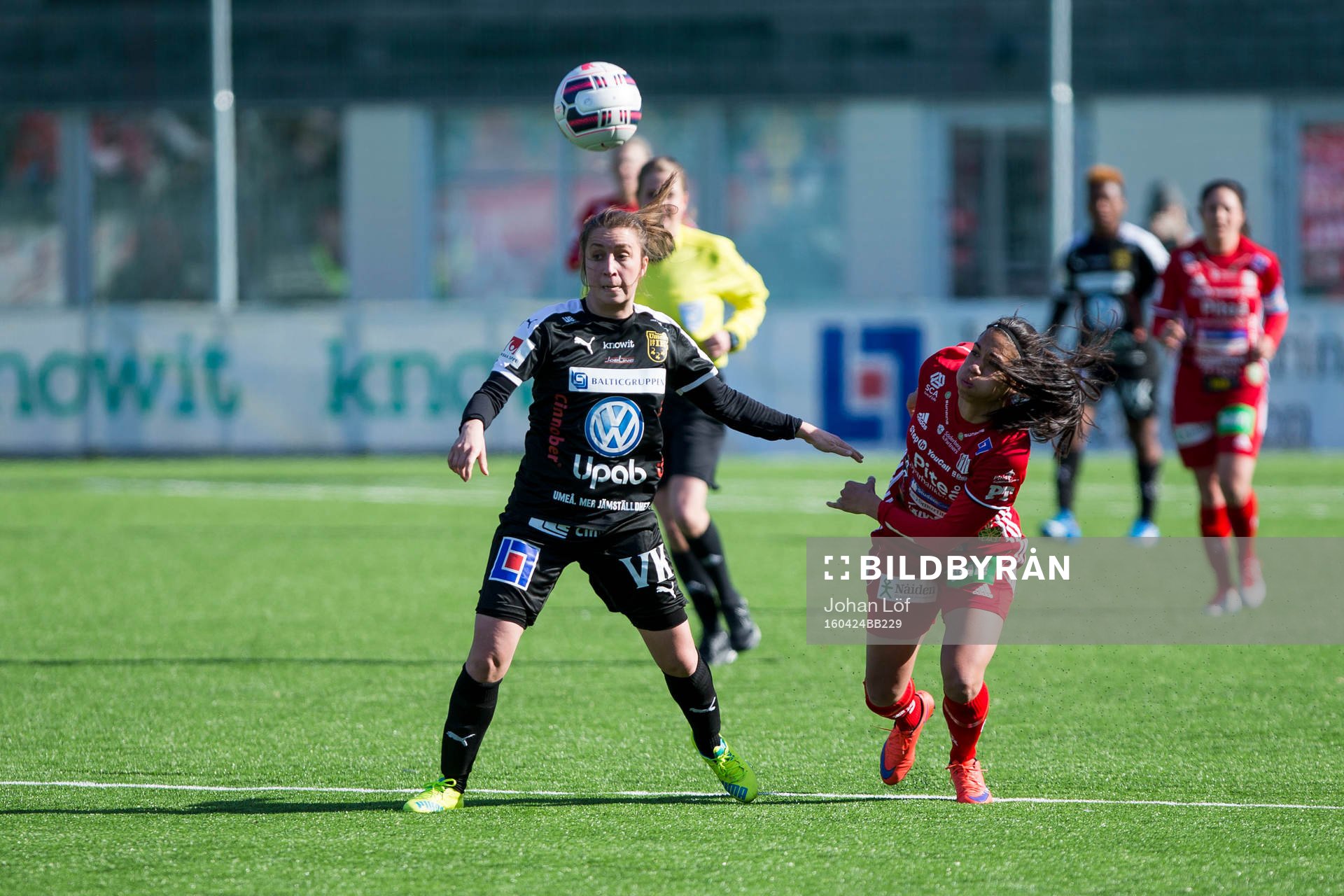 Umeås Fanny Hjelm och Piteås Tempest-Marie Norlin under fotbollsmatchen i damallsvenskan mellan Umeå och Piteå den 24 April 2016 i Umeå.
