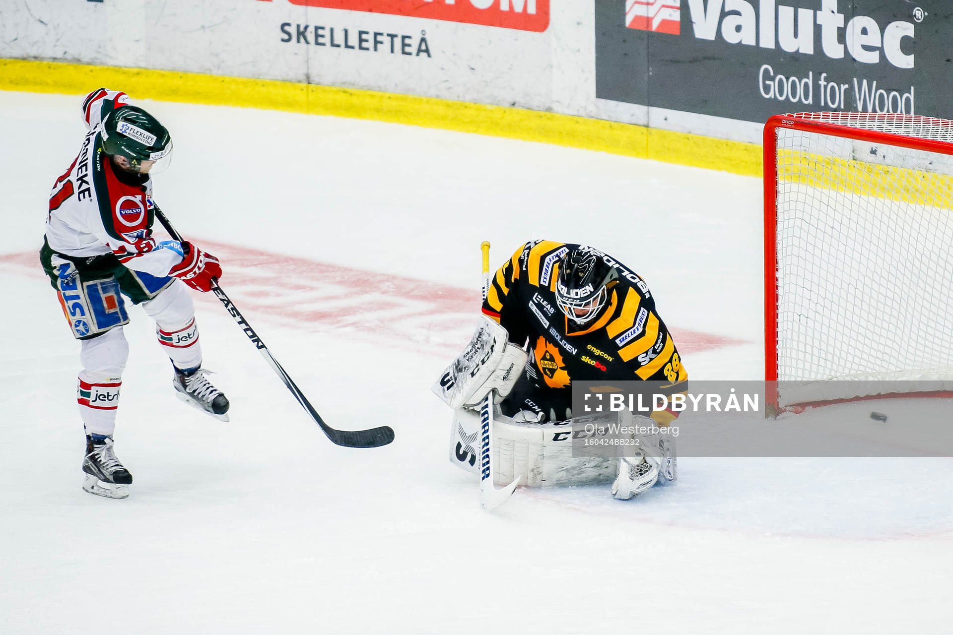 Frölundas Ryan Lasch gör 2-5 bakom Skellefteås målvakt