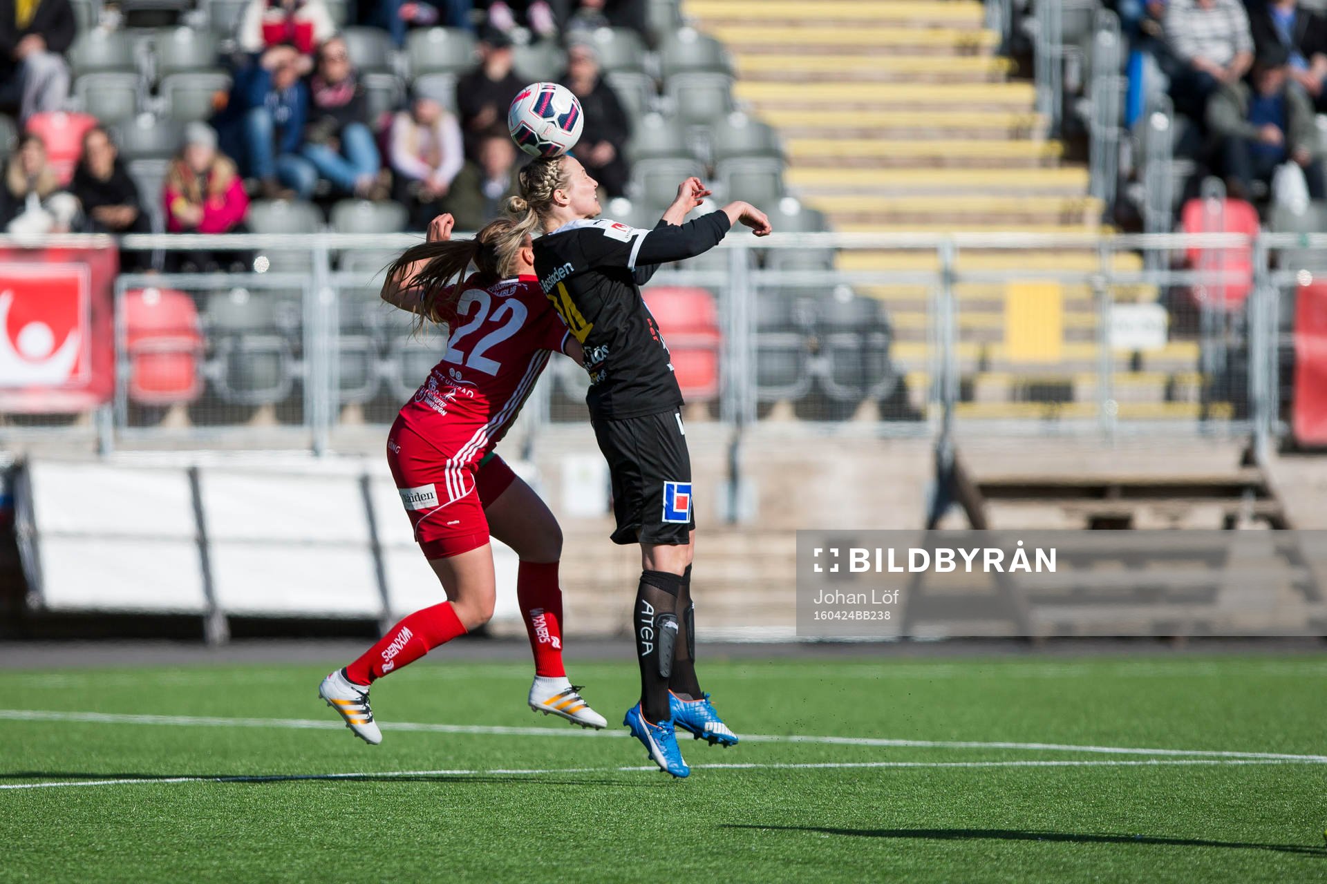 Umeås Lisa Lantz i kamp med Piteås Klara Grahn under fotbollsmatchen i damallsvenskan mellan Umeå och Piteå den 24 April 2016 i Umeå.
