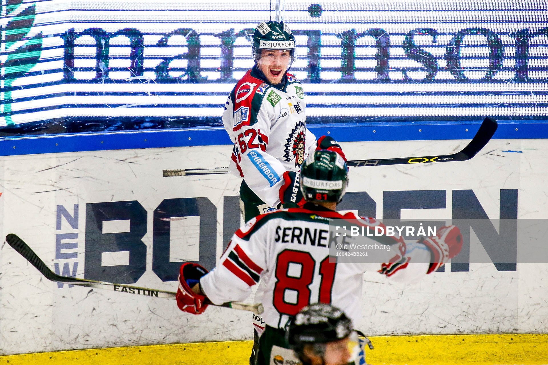 Frölundas Artturi Lehkonen och Ryan Lasch jublar