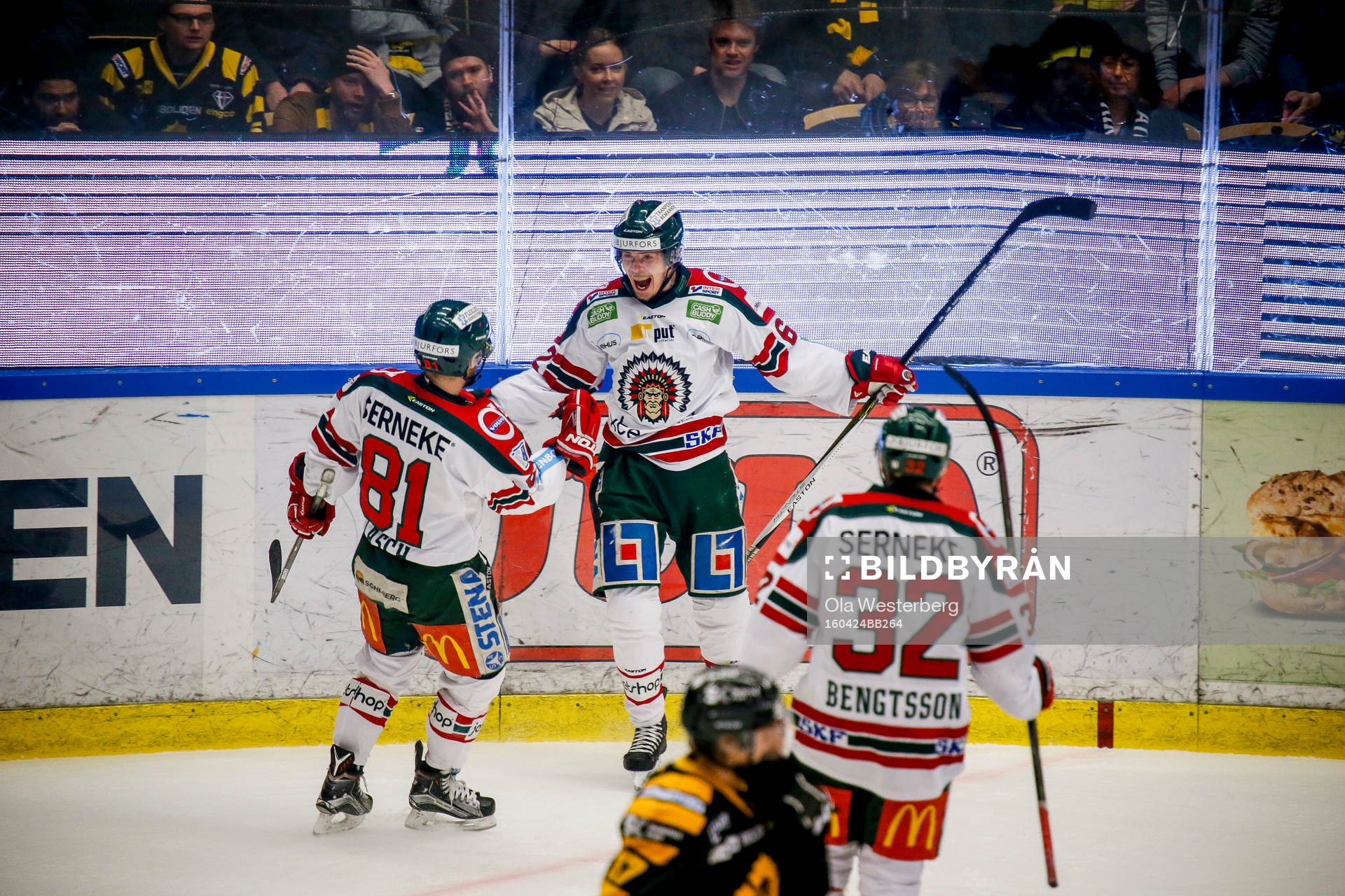 Frölundas Artturi Lehkonen och Ryan Lasch jublar