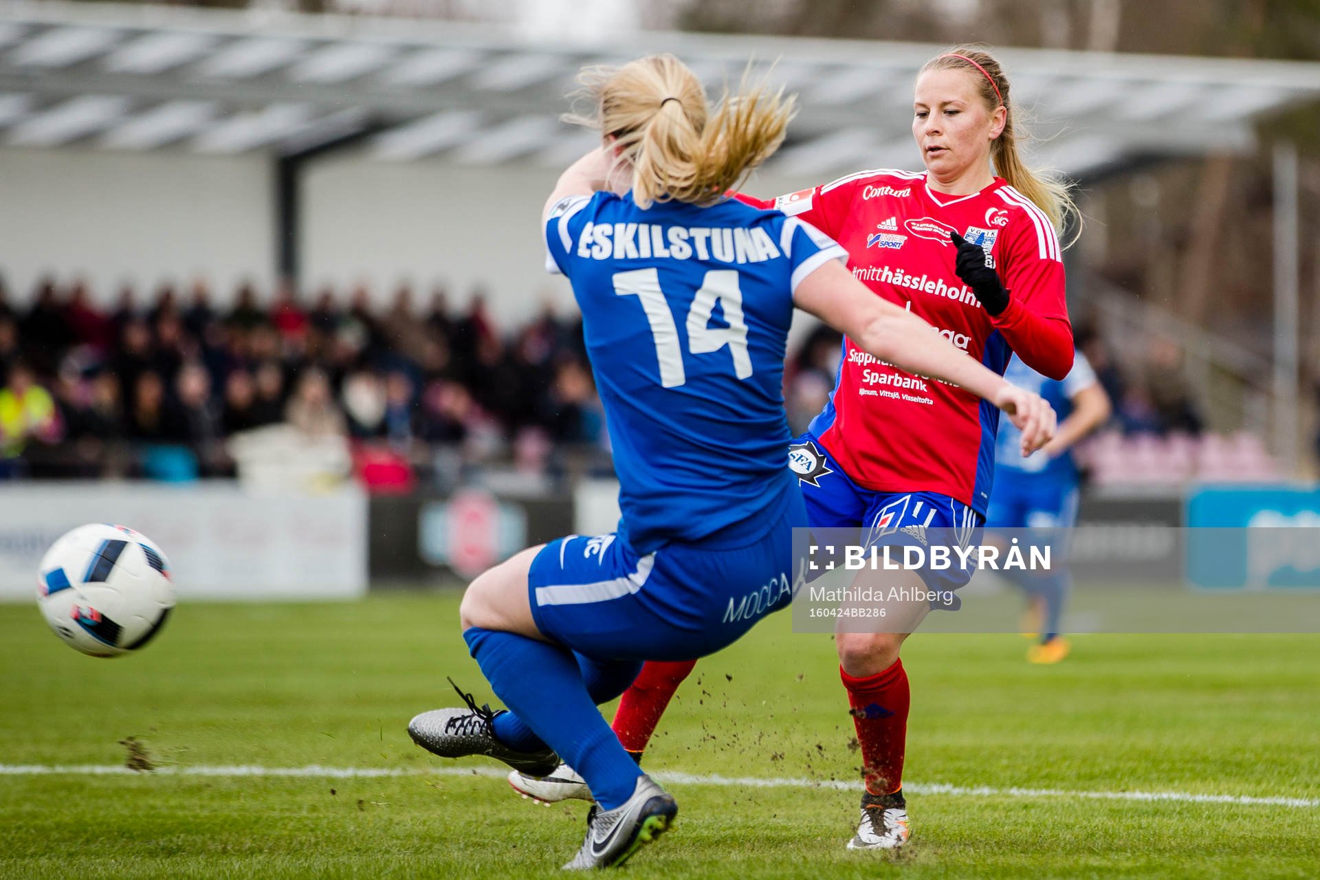 Eskilstunas Mimmi Larsson  (med ryggen åt kameran) och