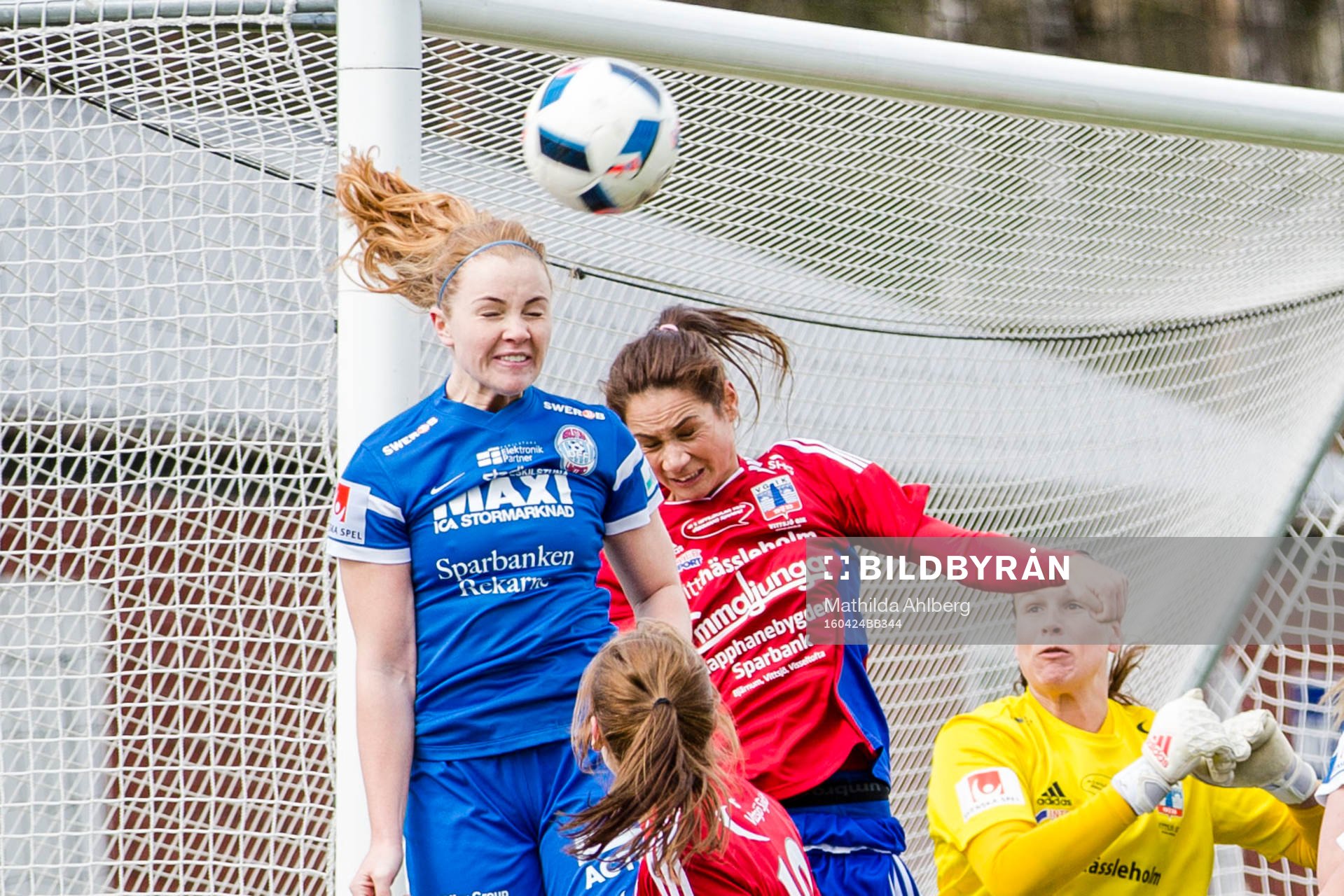 Eskilstunas Glodis Viggosdottir och Vittsjös Lisa Klinga nickar under fotbollsmatchen i Damallsvenskan mellan Vittsjö och Eskilstuna den 24 april 2016 i Vittsjö.