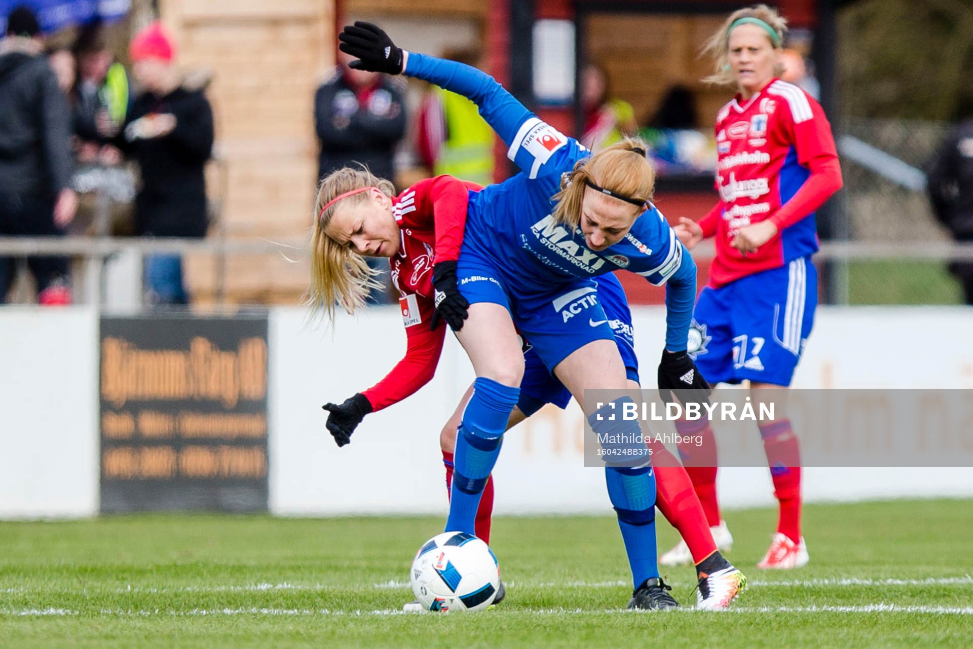 Vittsjös Emmi Alanen och Eskilstunas Petra Larsson  i duell