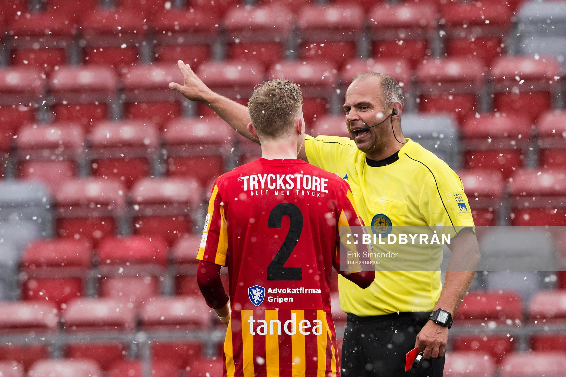Syrianskas Viktor Wernersson får rött kort