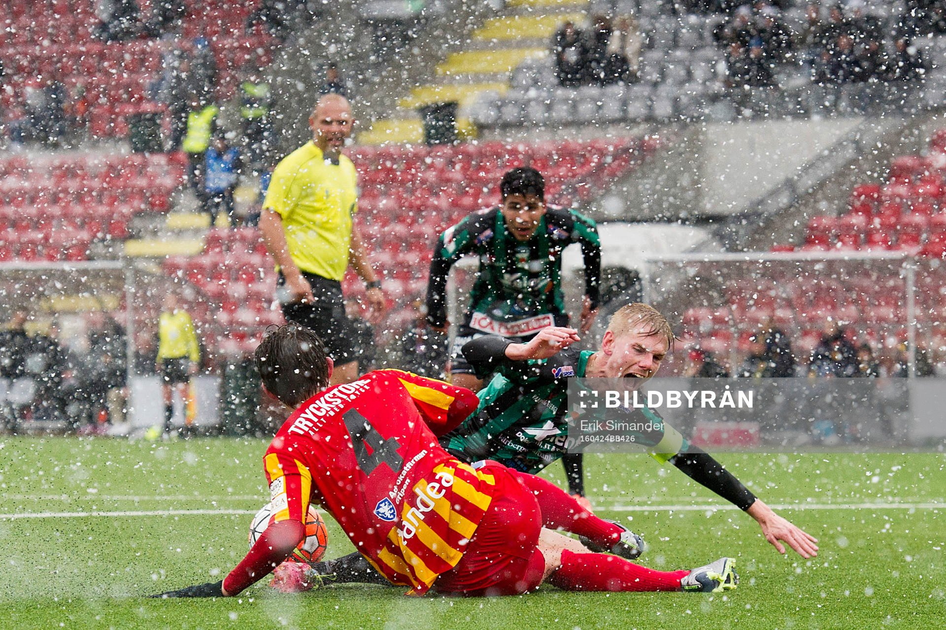 Varbergs Erik Lund tacklas av Syrianskas Robin Book
