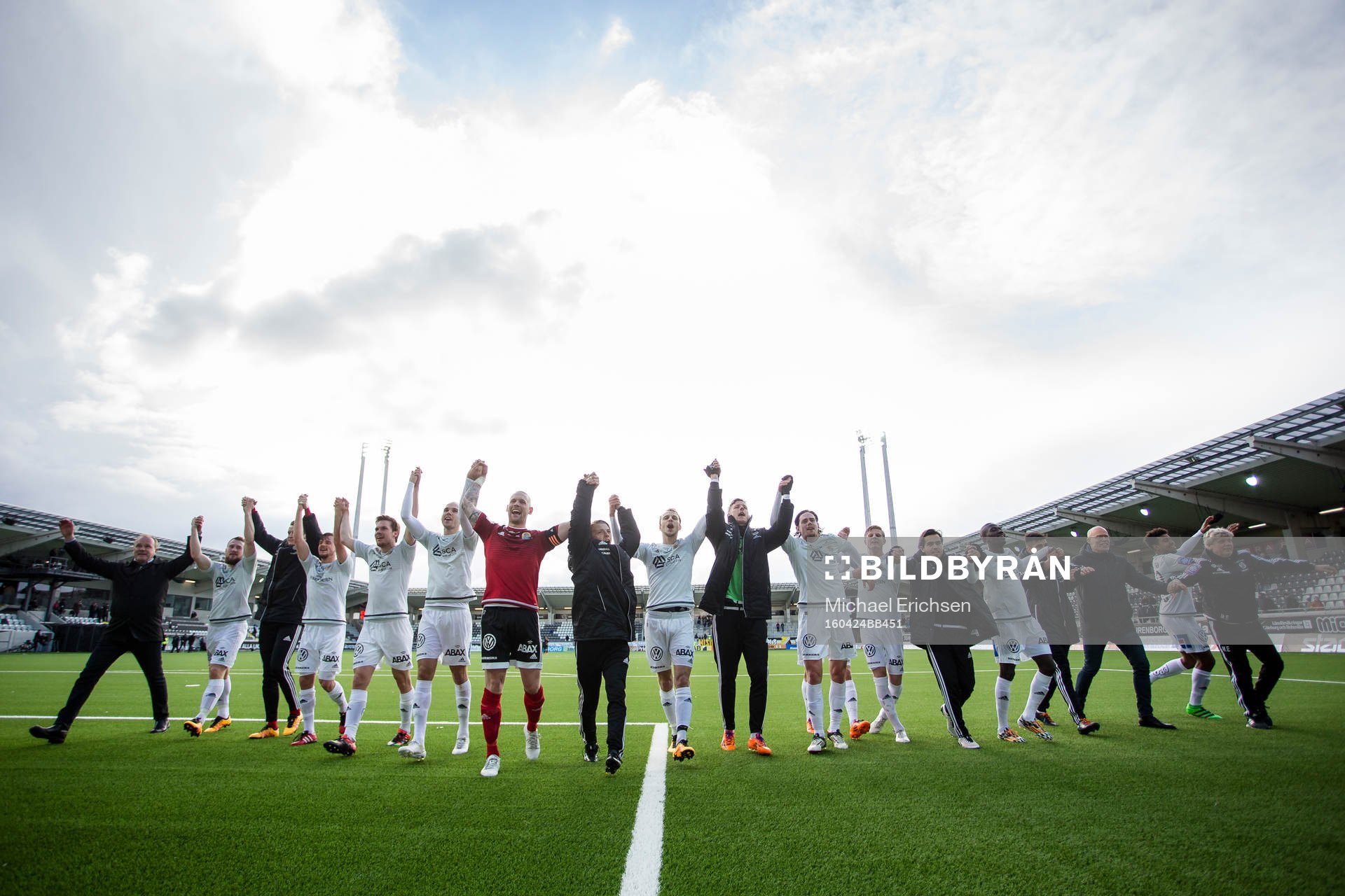 Sundsvall jublar och firar segern i fotbollsmatchen i