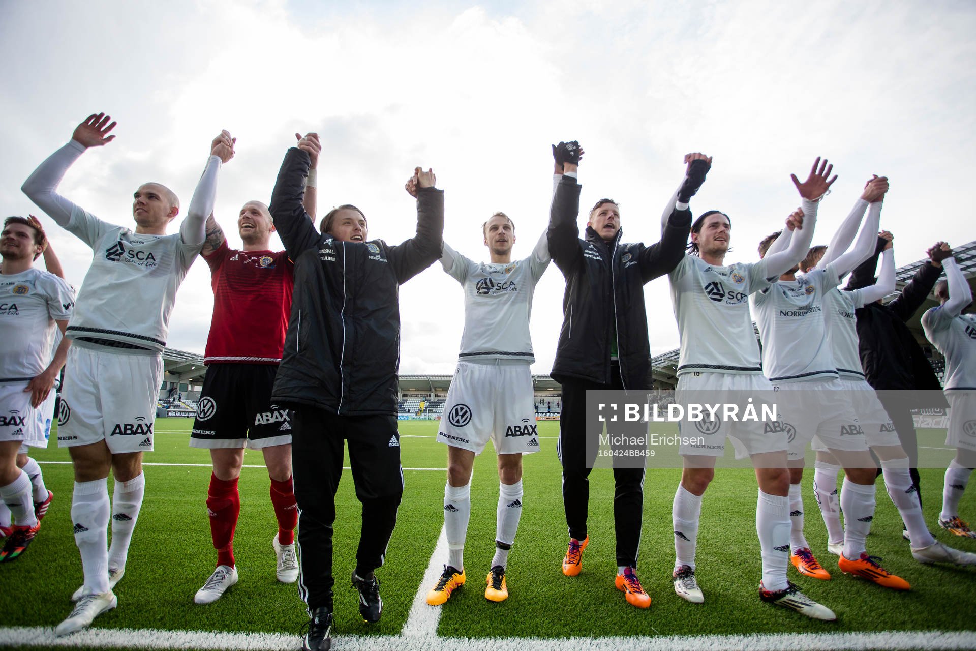 Sundsvall jublar och firar segern i fotbollsmatchen i