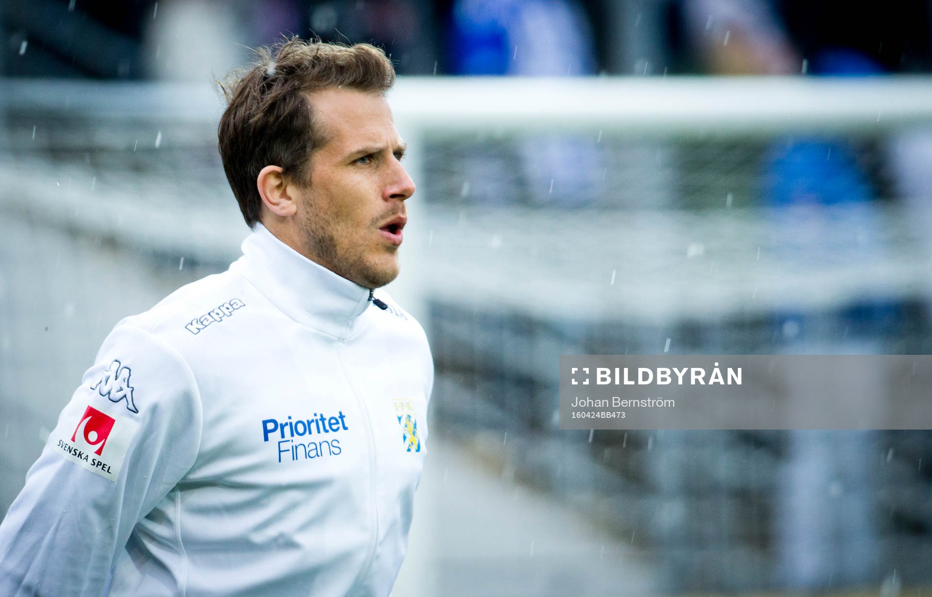 IFK Göteborgs Tobias Hysén värmer upp i hagelstorm