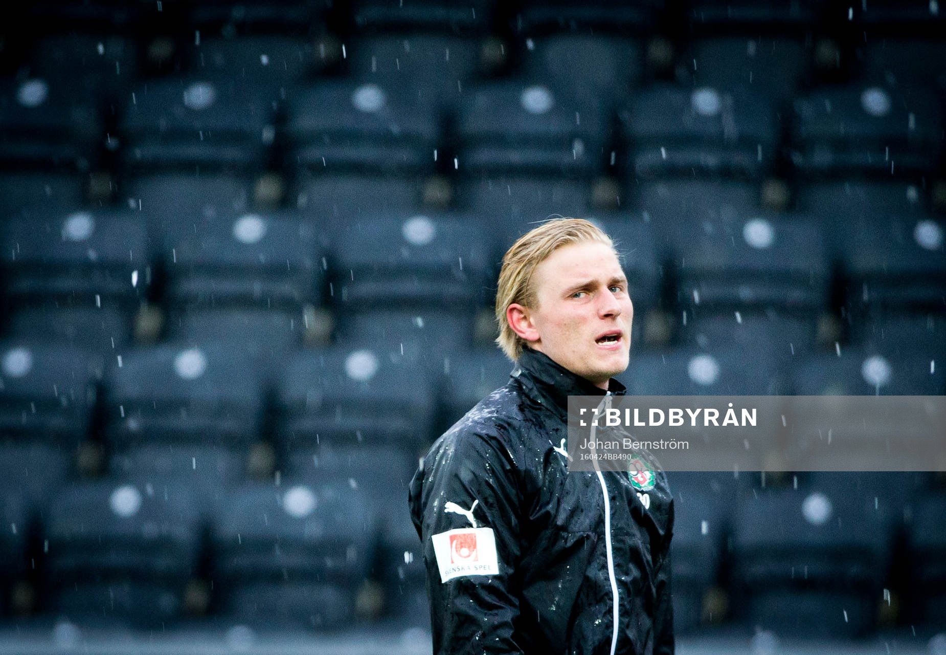 Örebros målvakt Jacob Rinne värmer upp i hagelstorm