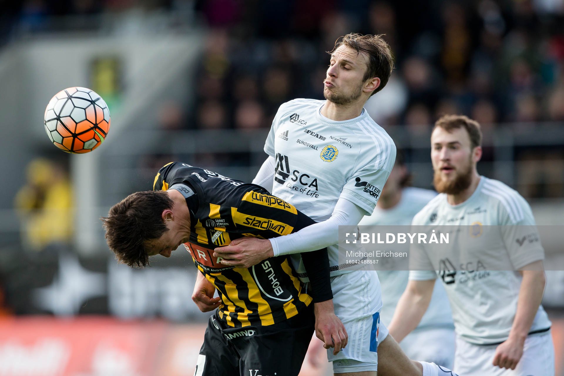 Sundsvalls Lars Christian Krogh Gerson nickar undan bollen