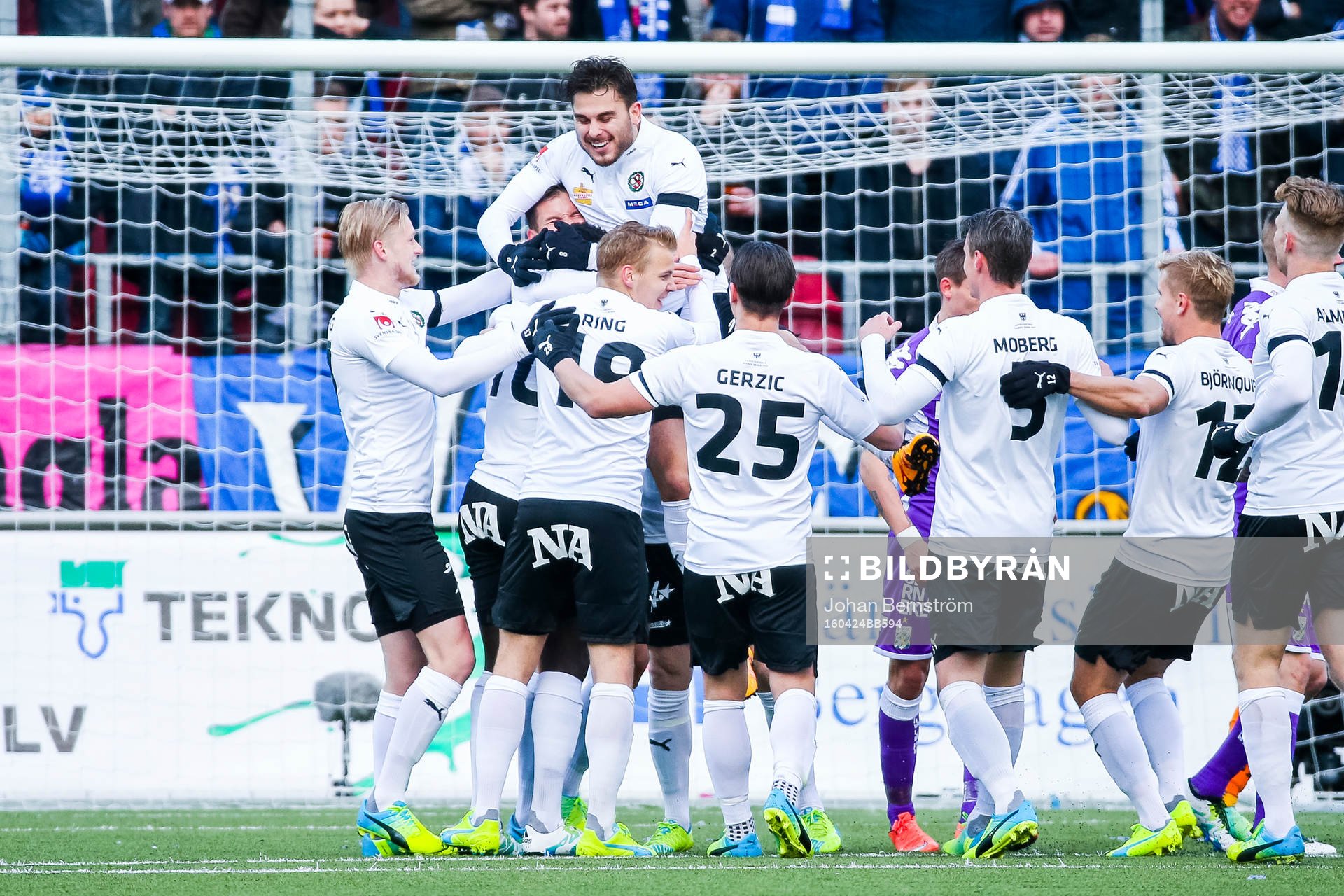Örebros spelare jublar