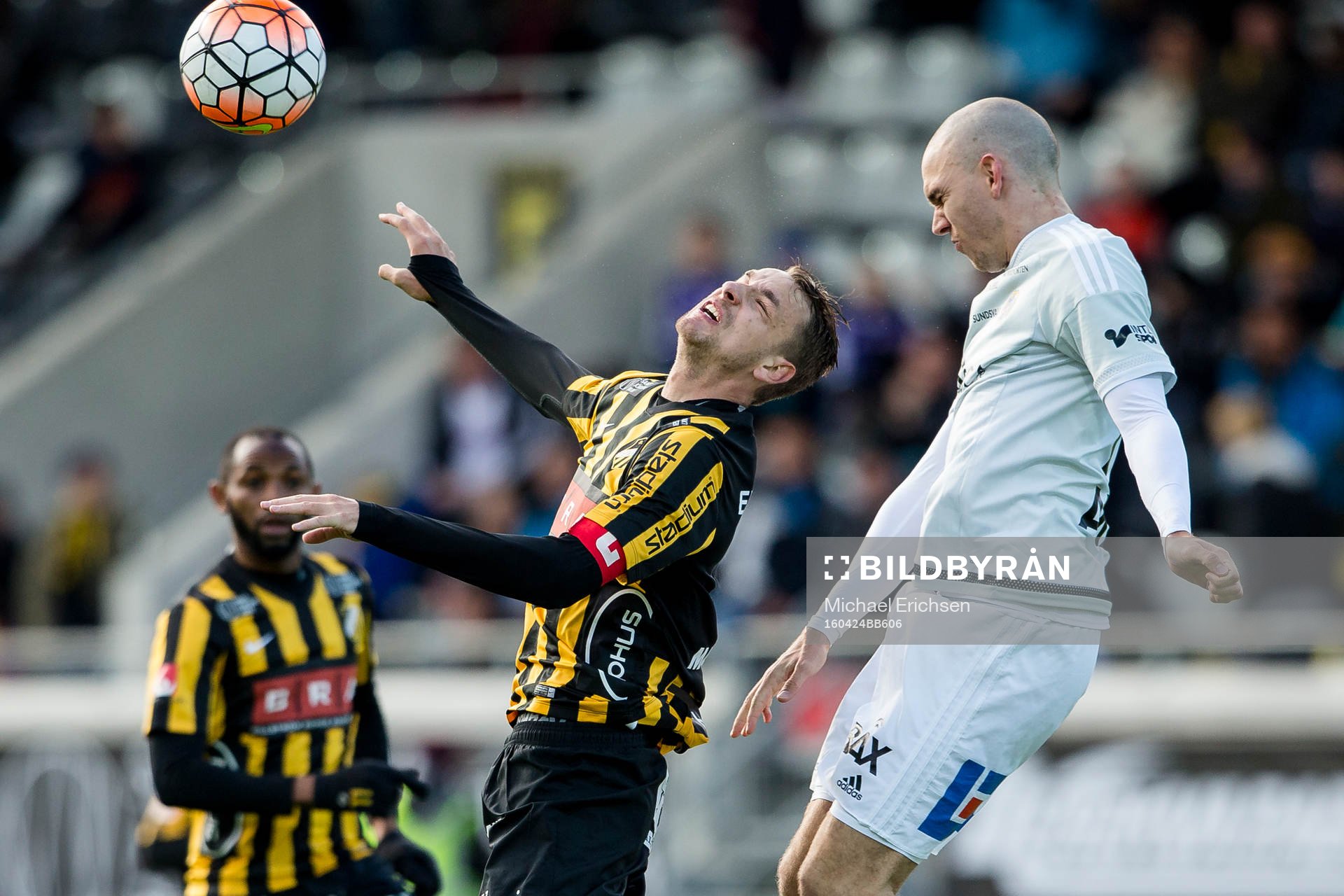 Sundsvalls Marcus Danielson nickar undan bollen