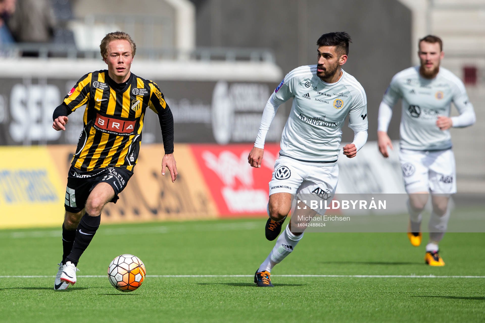 Häckens Joel Andersson före Sundsvalls Stefan Silva