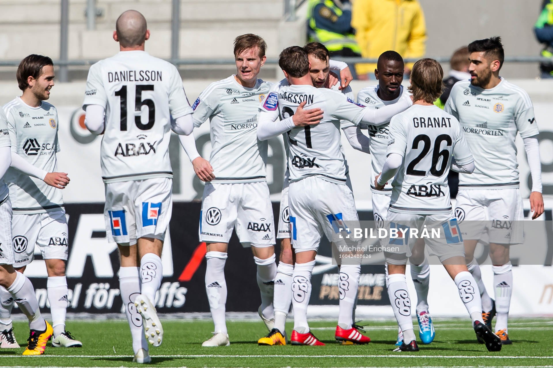 Sundsvalls Lars Christian Krogh Gerson blir omfamnad