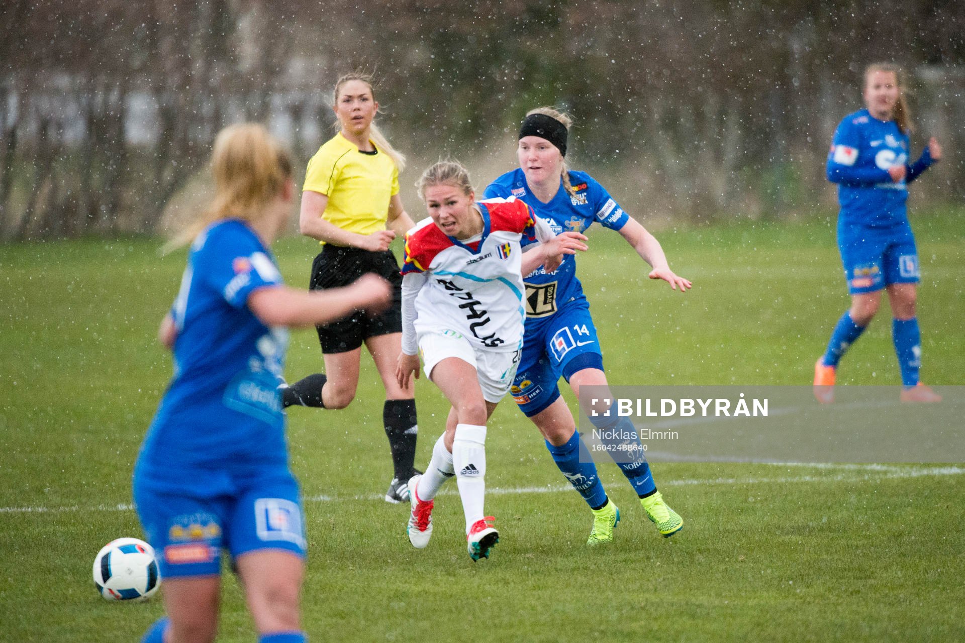 Hovås Billdals Amanda Östervall i kamp med Sunnanås Lina Finnholm under fotbollsmatchen i elitettan mellan Hovås Billdal och Sunnanå den 24 april 2016 i Hovås.