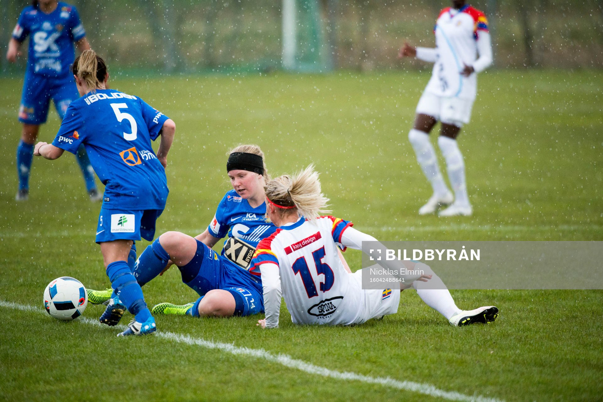 Sunnanås Lina Finnholm i kamp med Hovås Billdals Malin Fors under fotbollsmatchen i elitettan mellan Hovås Billdal och Sunnanå den 24 april 2016 i Hovås.