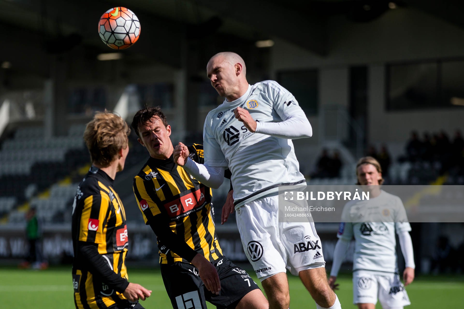 Sundsvalls Marcus Danielson nickar undan bollen