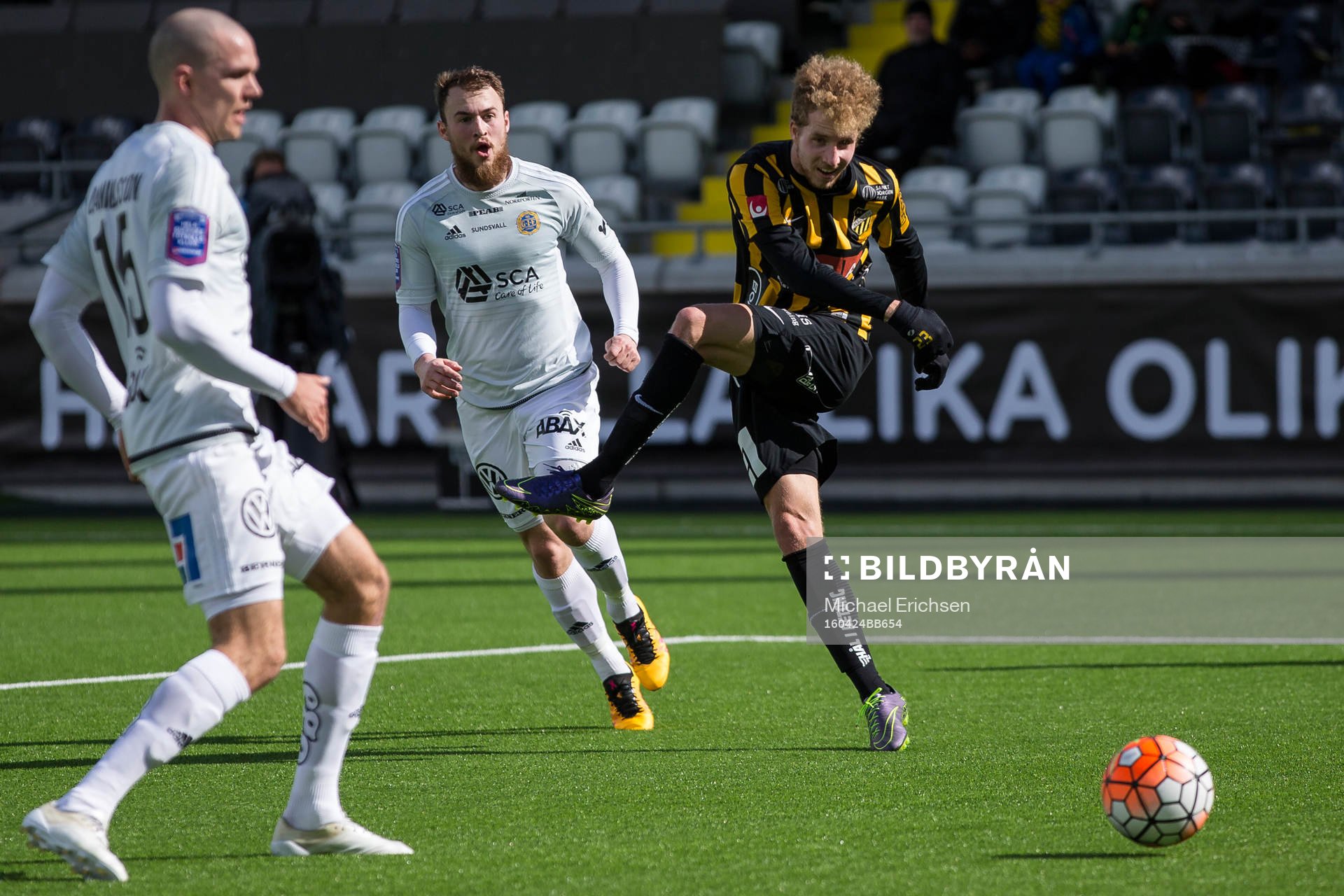Häckens Samuel Gustafson skjuter ett skott