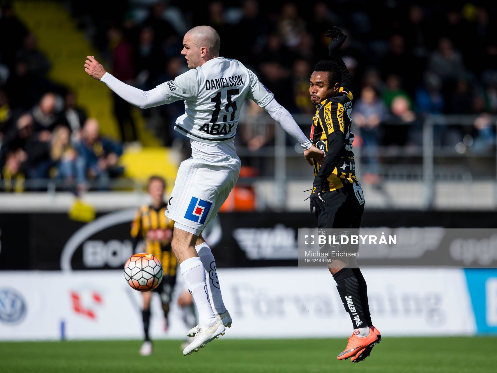 Sundsvalls Marcus Danielson i nickduell med Häckens Nasiru
