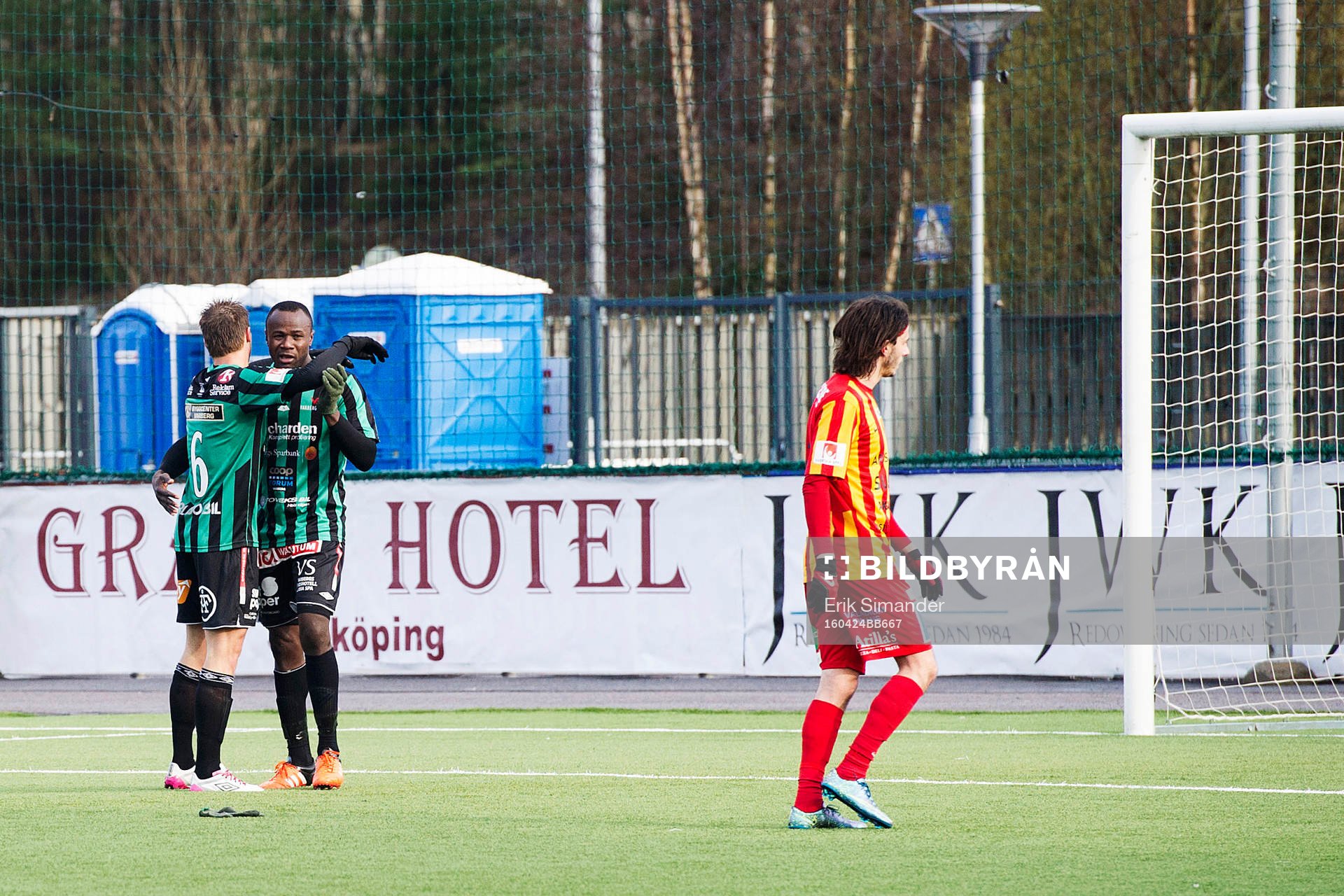 Varbergs Nsima Peter och Elias Andersson jublar efter 2-0 under fotbollsmatchen i Superettan mellan Syrianska och Varberg den 24 april i Södertälje.