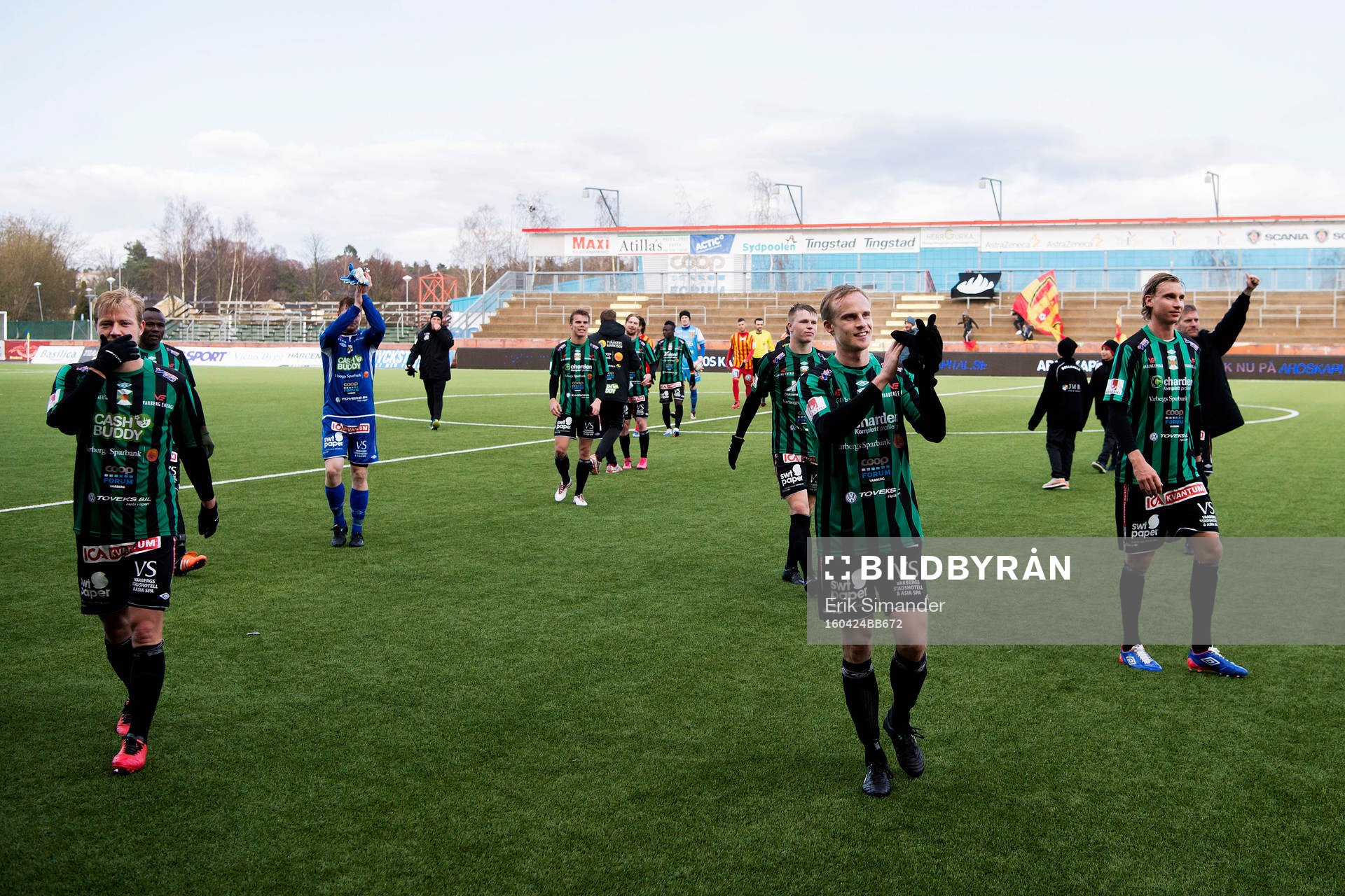 Varbergs spelare tackar publiken efter fotbollsmatchen i Superettan mellan Syrianska och Varberg den 24 april i Södertälje.