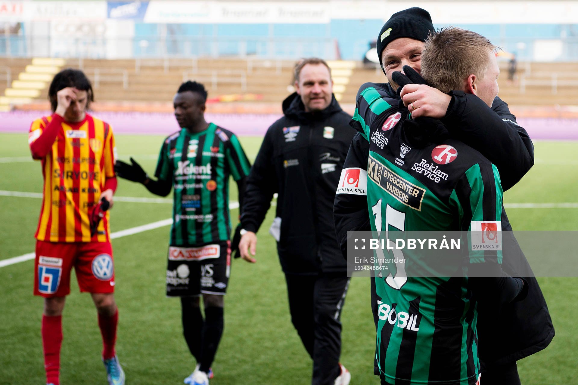 Varbergs tränare Jörgen Wålemark omfamnar Ivan Näsberg