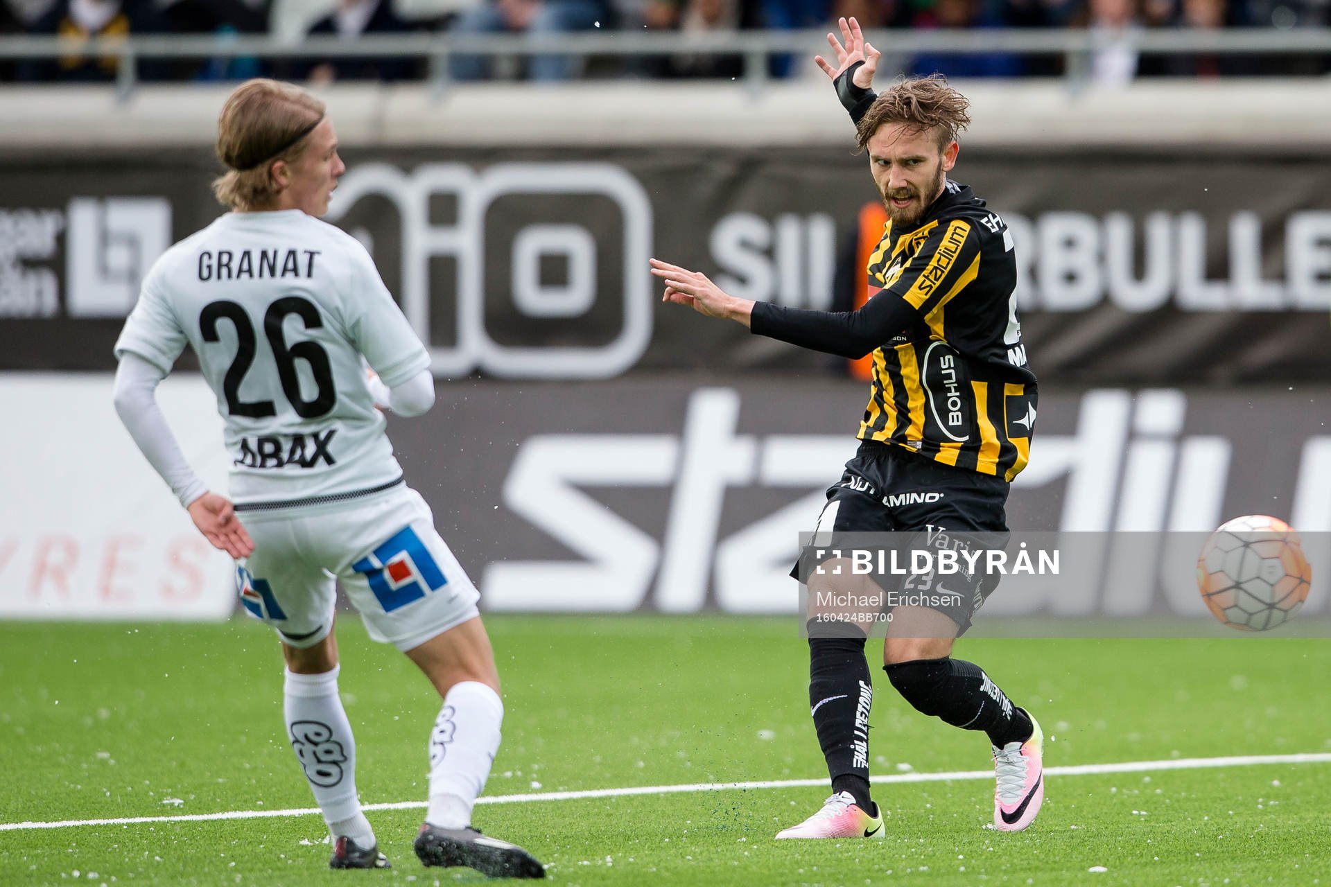 Häckens Simon Sandberg skjuter ett skott