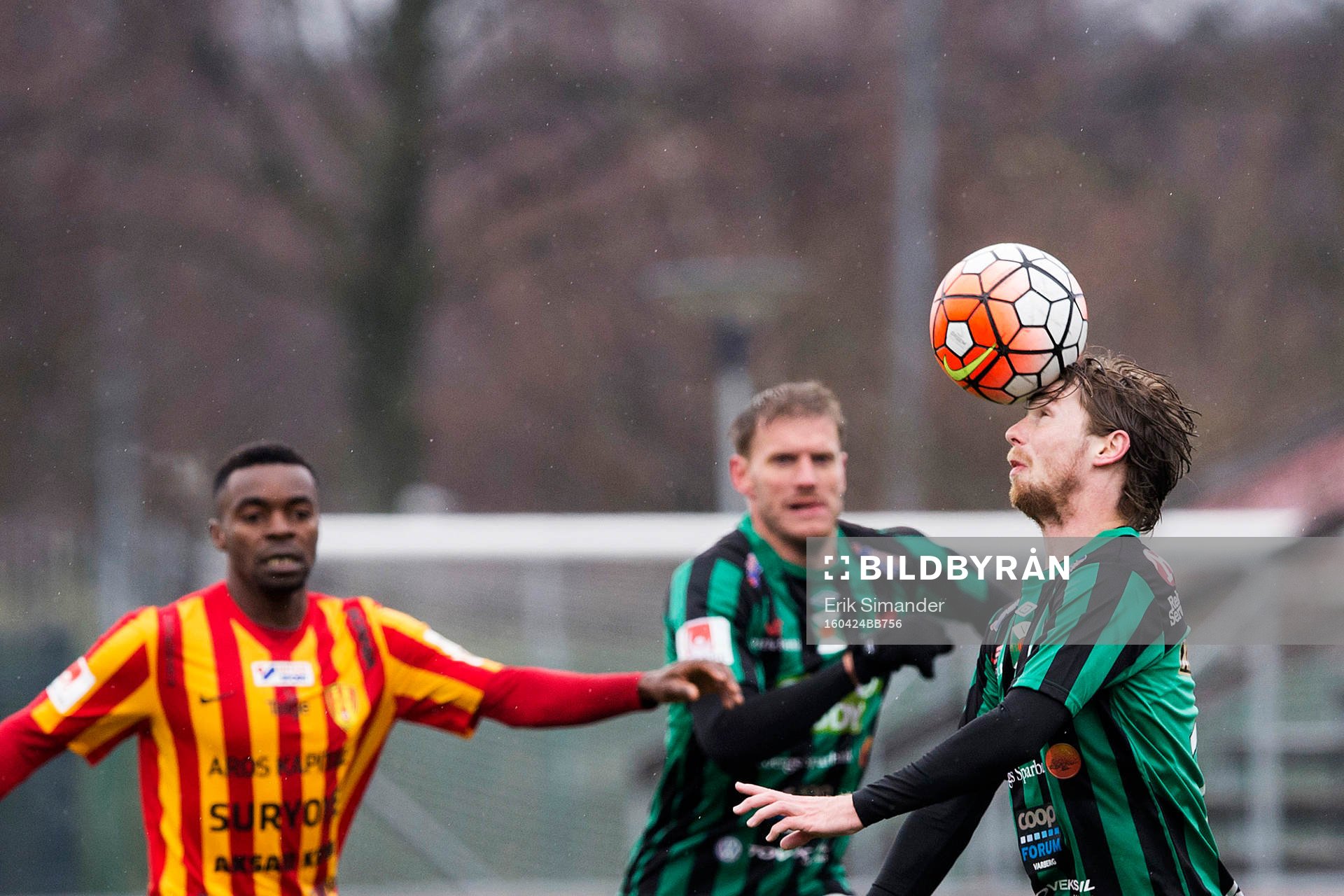Varbergs Thomas Drage nickar bollen
