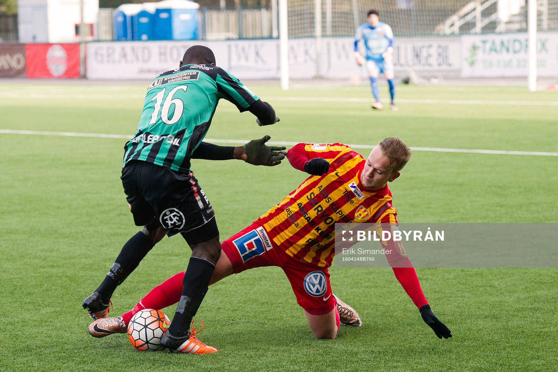 Syrianskas Mattias Liljestrand glidtacklar Varbergs Nsima