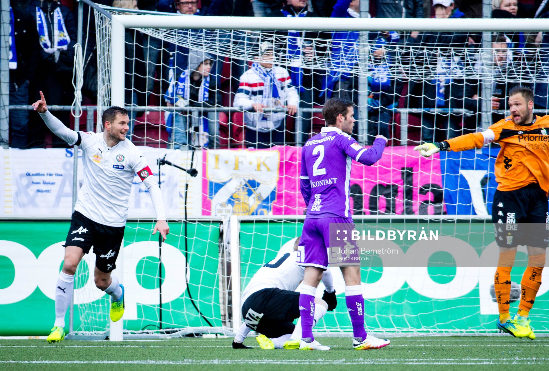 Örebros Robert Åhman Persson gör 1-0 och jublar