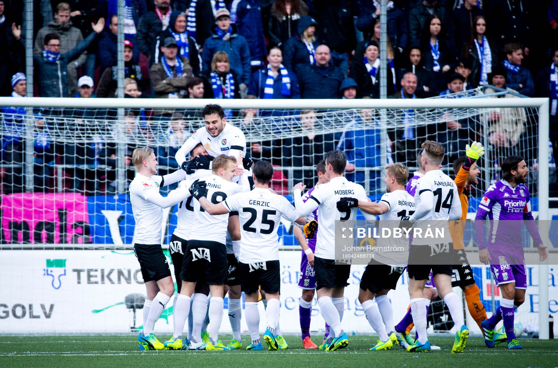 Örebros Robert Åhman Persson gör 1-0 och jublar