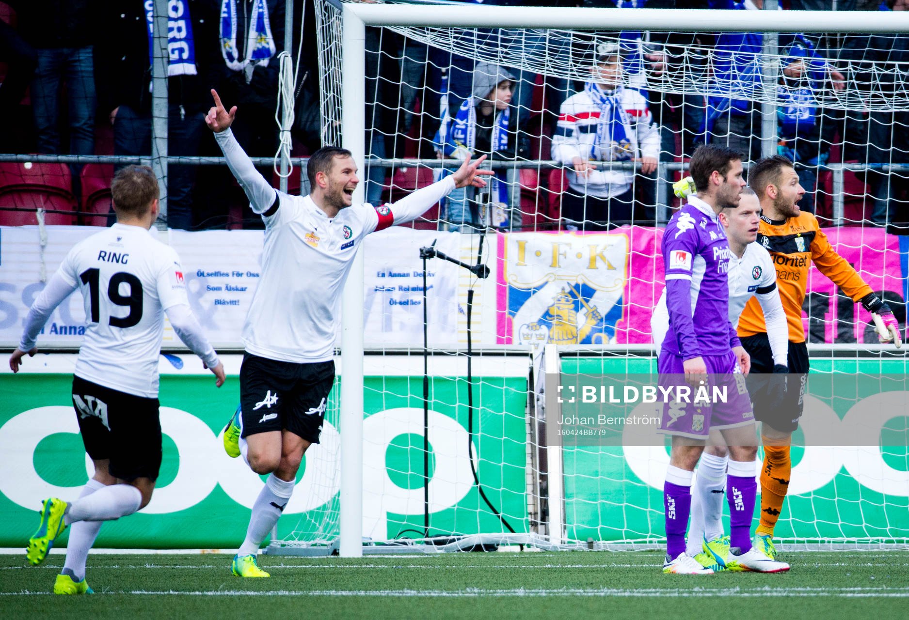 Örebros Robert Åhman Persson gör 1-0 och jublar
