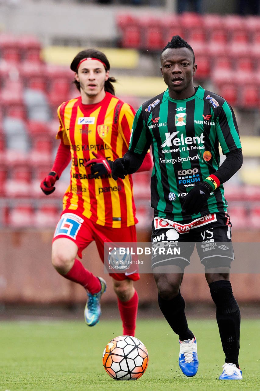 Varbergs Thomas Boakye med bollen