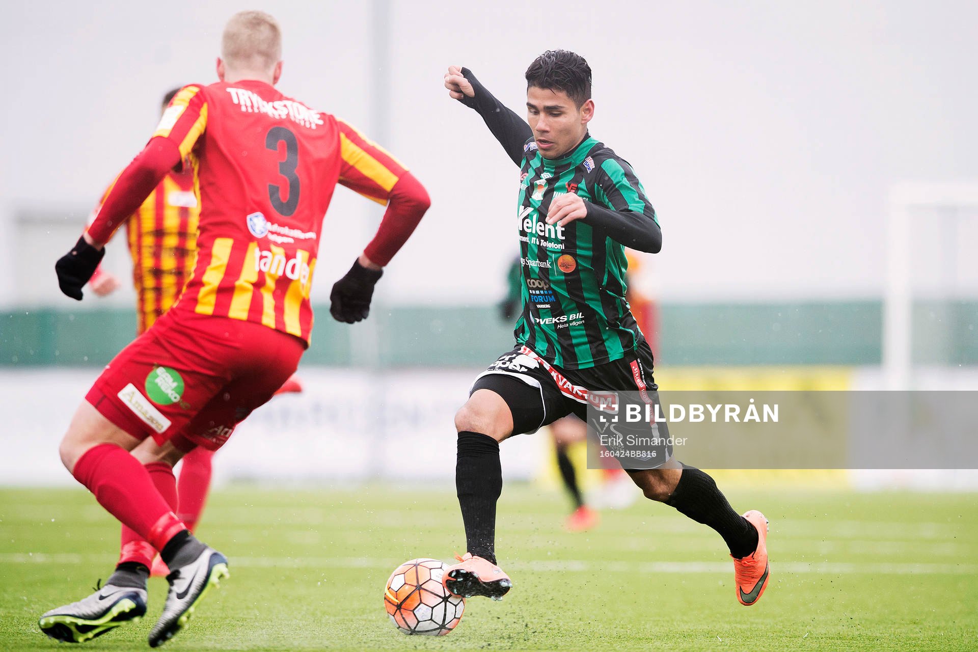Varbergs Hosam Aiesh med bollen