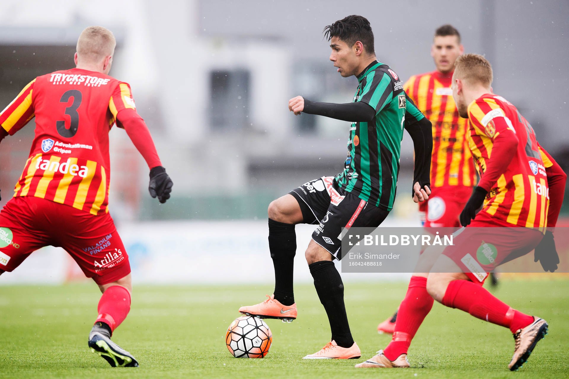 Varbergs Hosam Aiesh med bollen