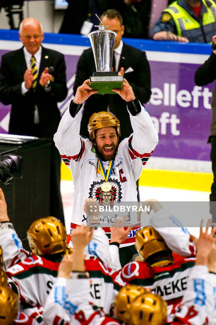 Frölundas Joel Lundqvist lyfter LeMat och jublar