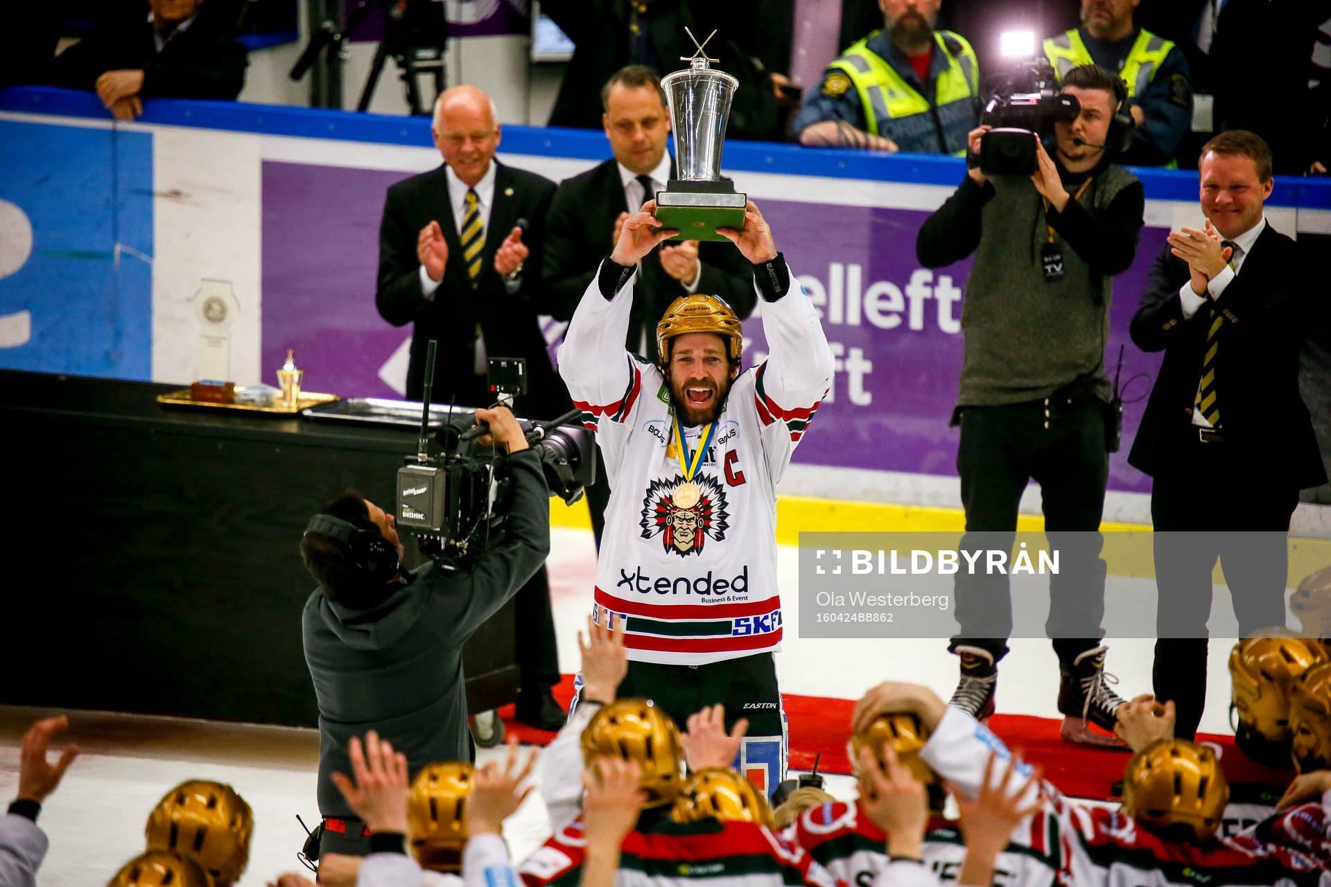 Frölundas Joel Lundqvist lyfter LeMat och jublar