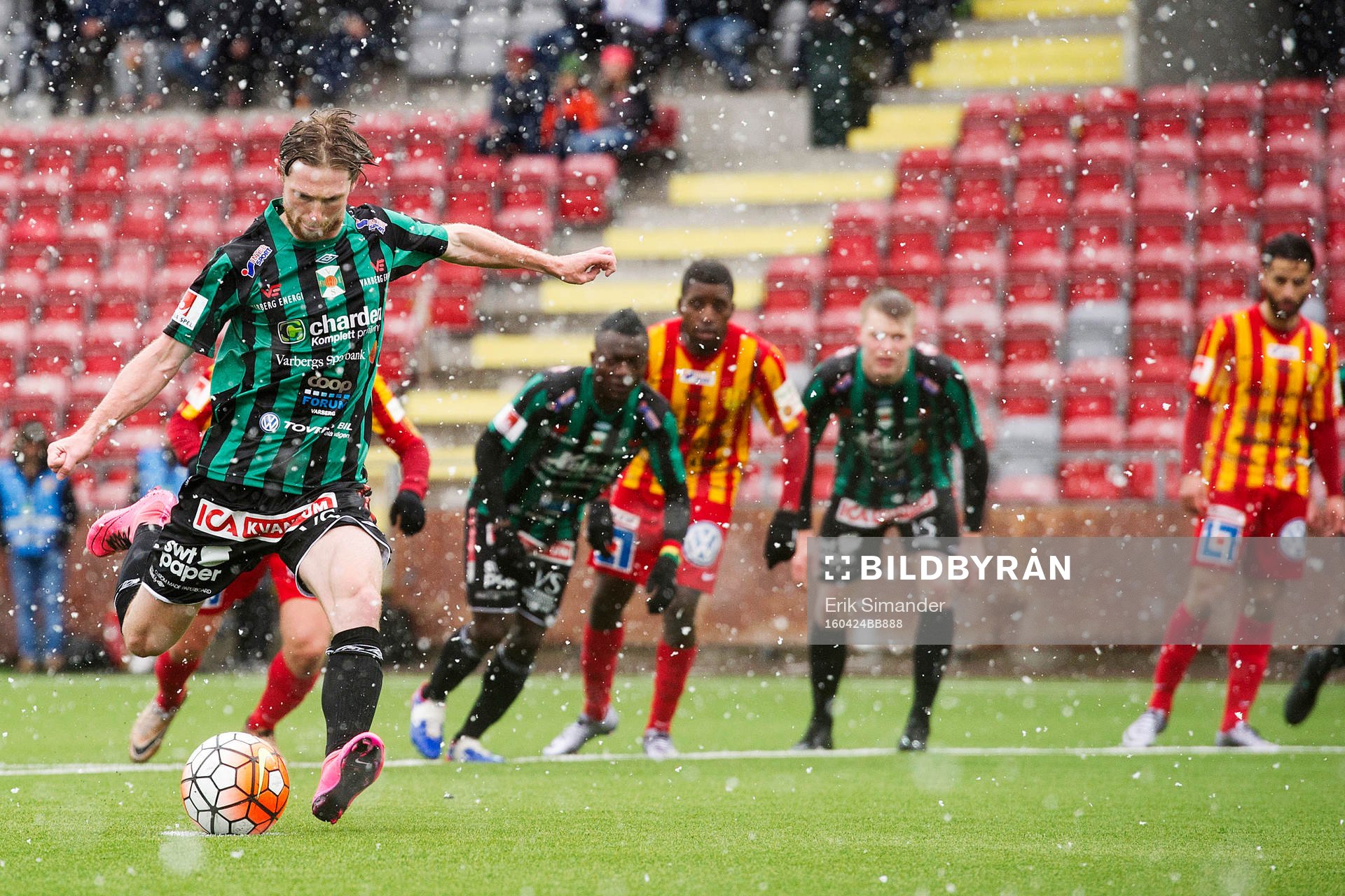 Varbergs Thomas Drage lägger en straff