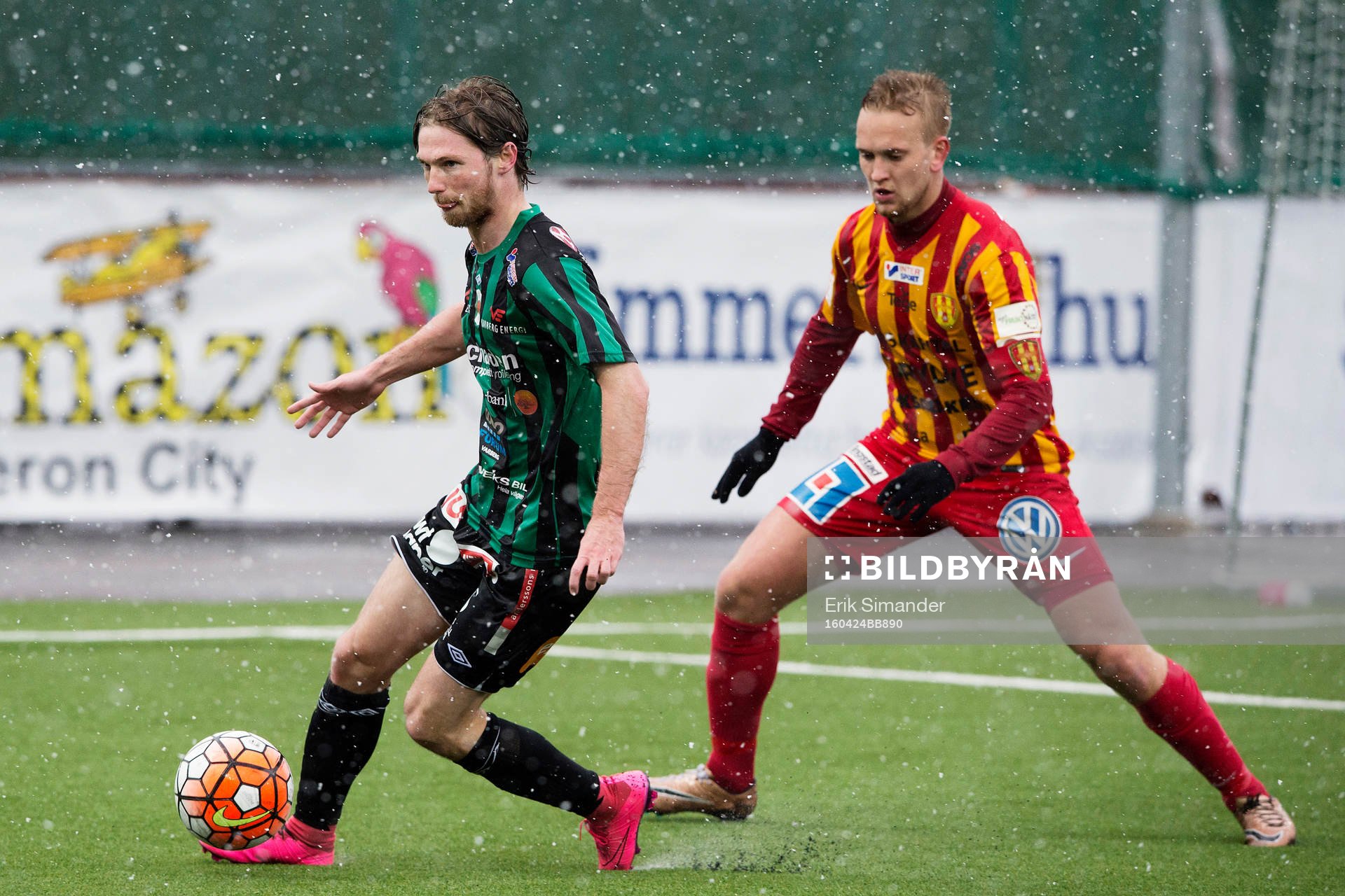 Varbergs Thomas Drage jagas av Syrianskas Mattias