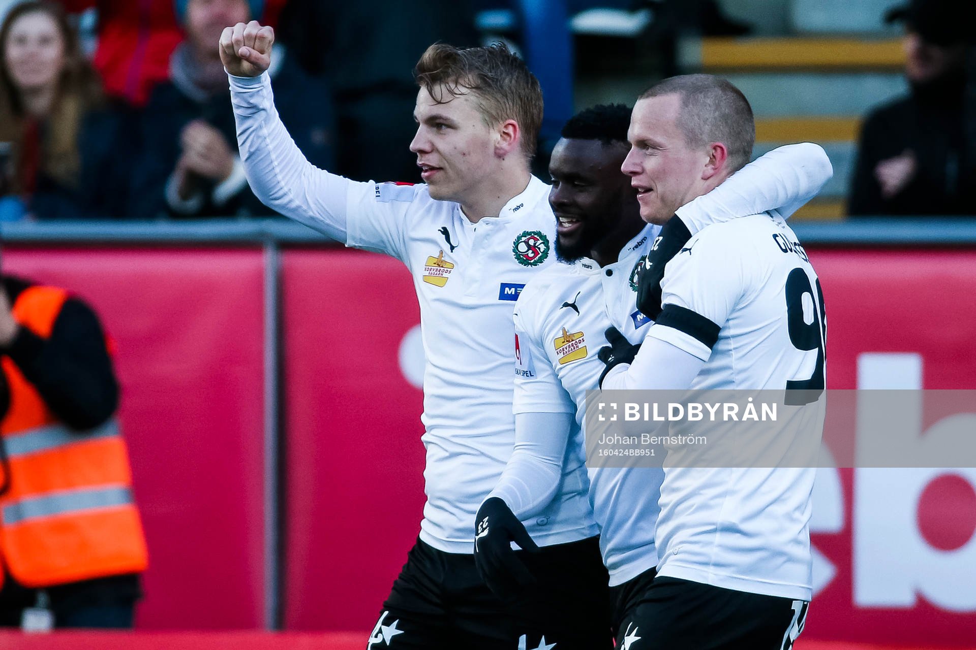 Örebros Samuel Mensiro jublar