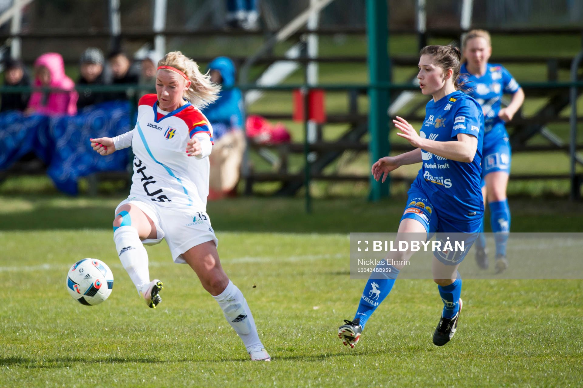 Hovås Billdals Malin Forsoch och Sunnanås Lina Finnholm under fotbollsmatchen i elitettan mellan Hovås Billdal och Sunnanå den 24 april 2016 i Hovås.