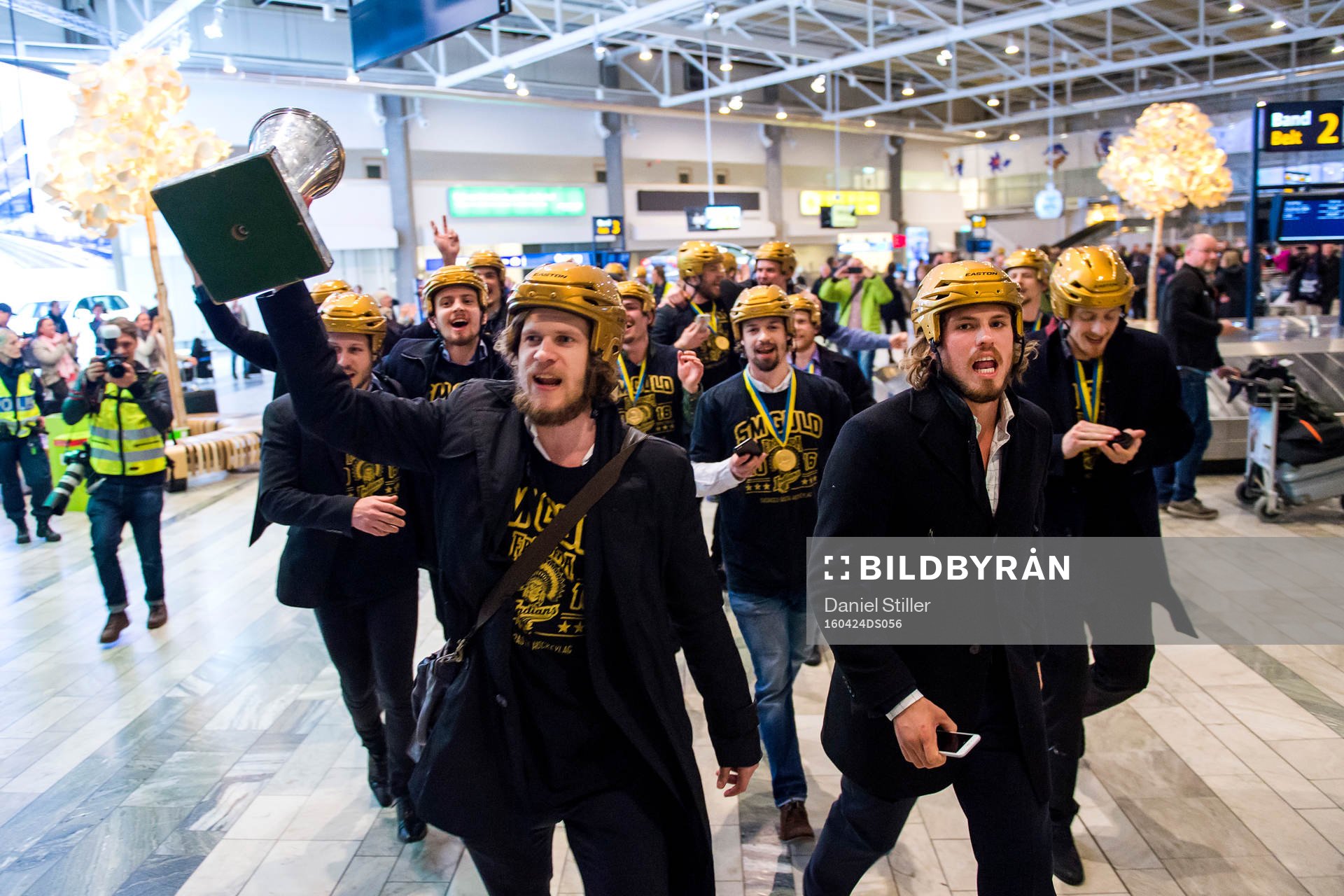 Laget påväg genom Landvetter för att möta fansen